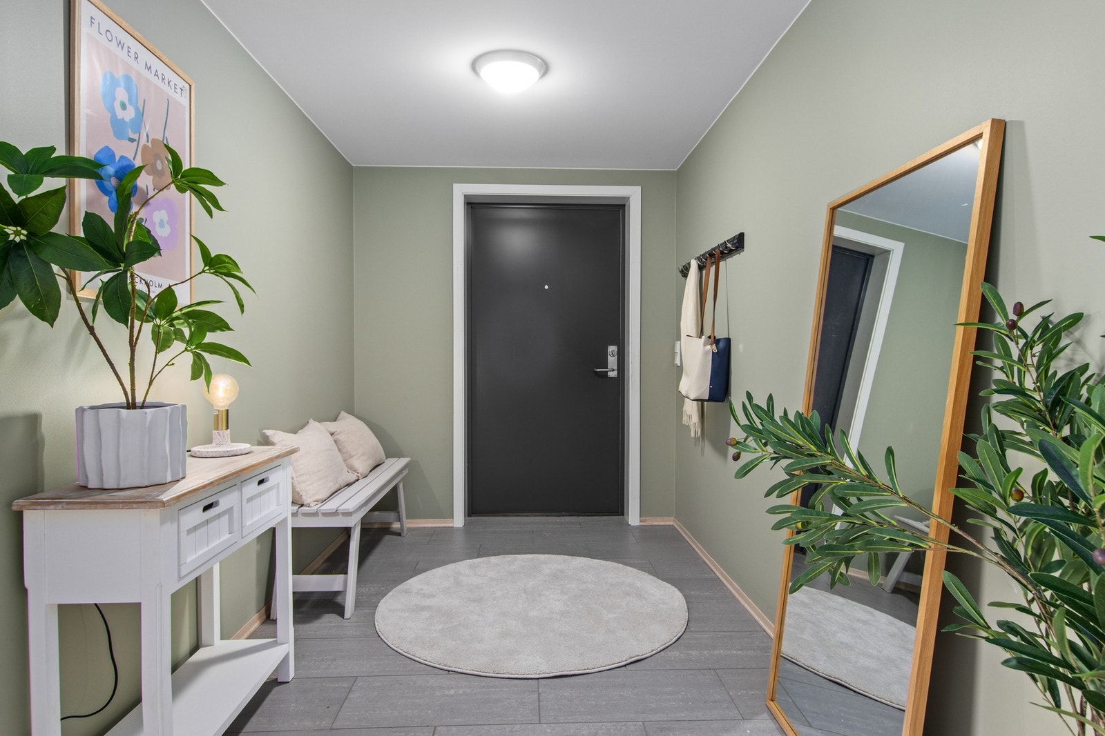Flislagt gulv ved inngangsparti - leiligheten varmes opp via vannbåren gulv-varme. Galleribilde