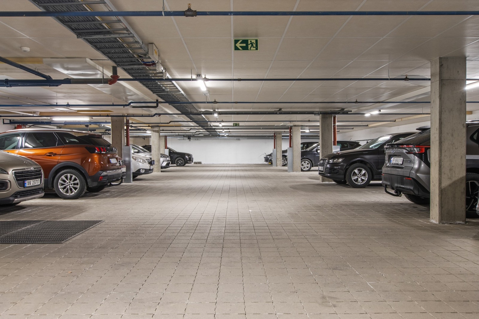 Parkeringskjeller - opplegg for el-bil lader på parkeringsplass. Galleribilde