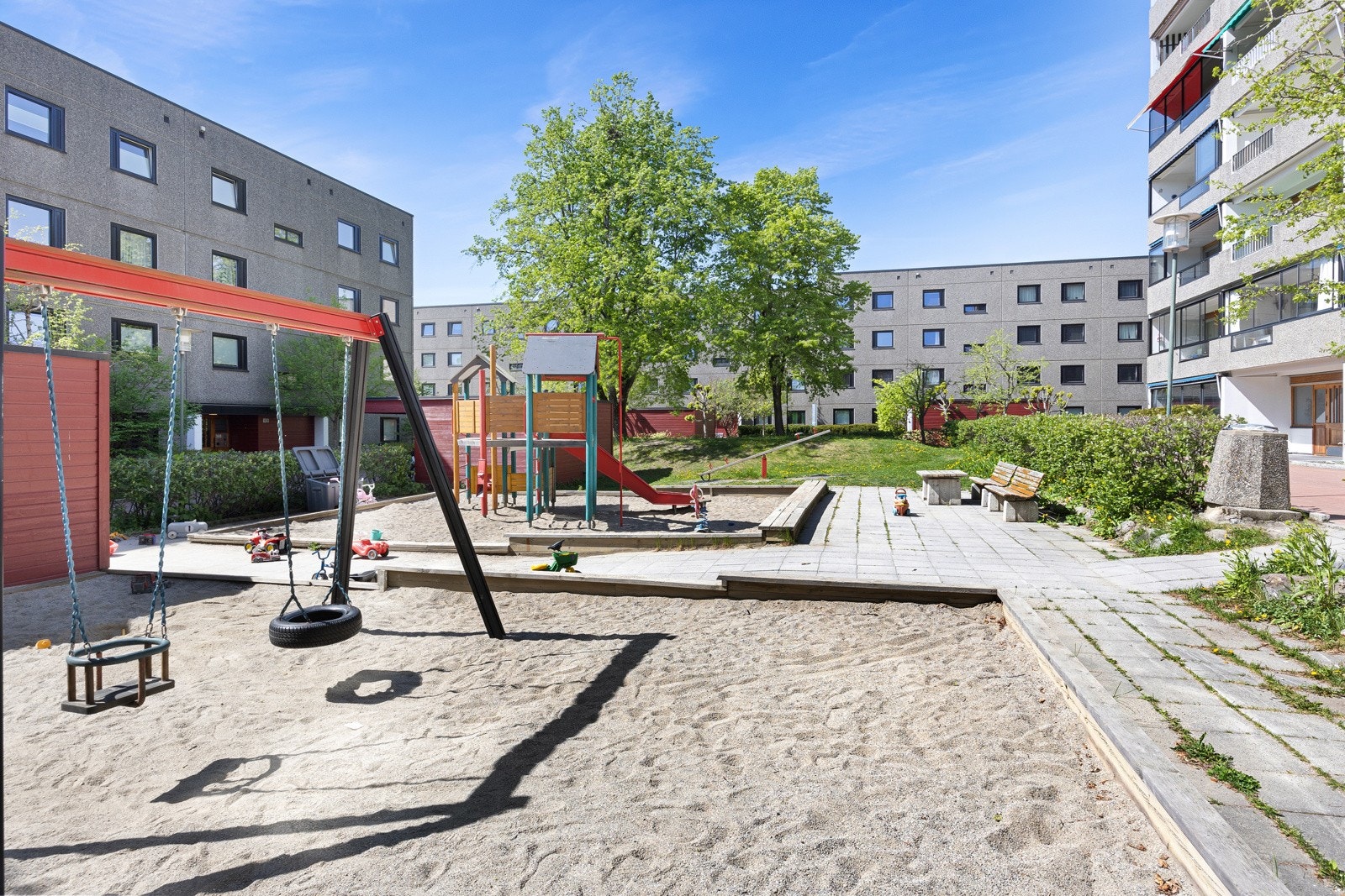 Borettslaget har godt med boltreplass og fine arealer til lek. Området er svært barnevennlig i gangavstand til skoler og barnehager. Galleribilde