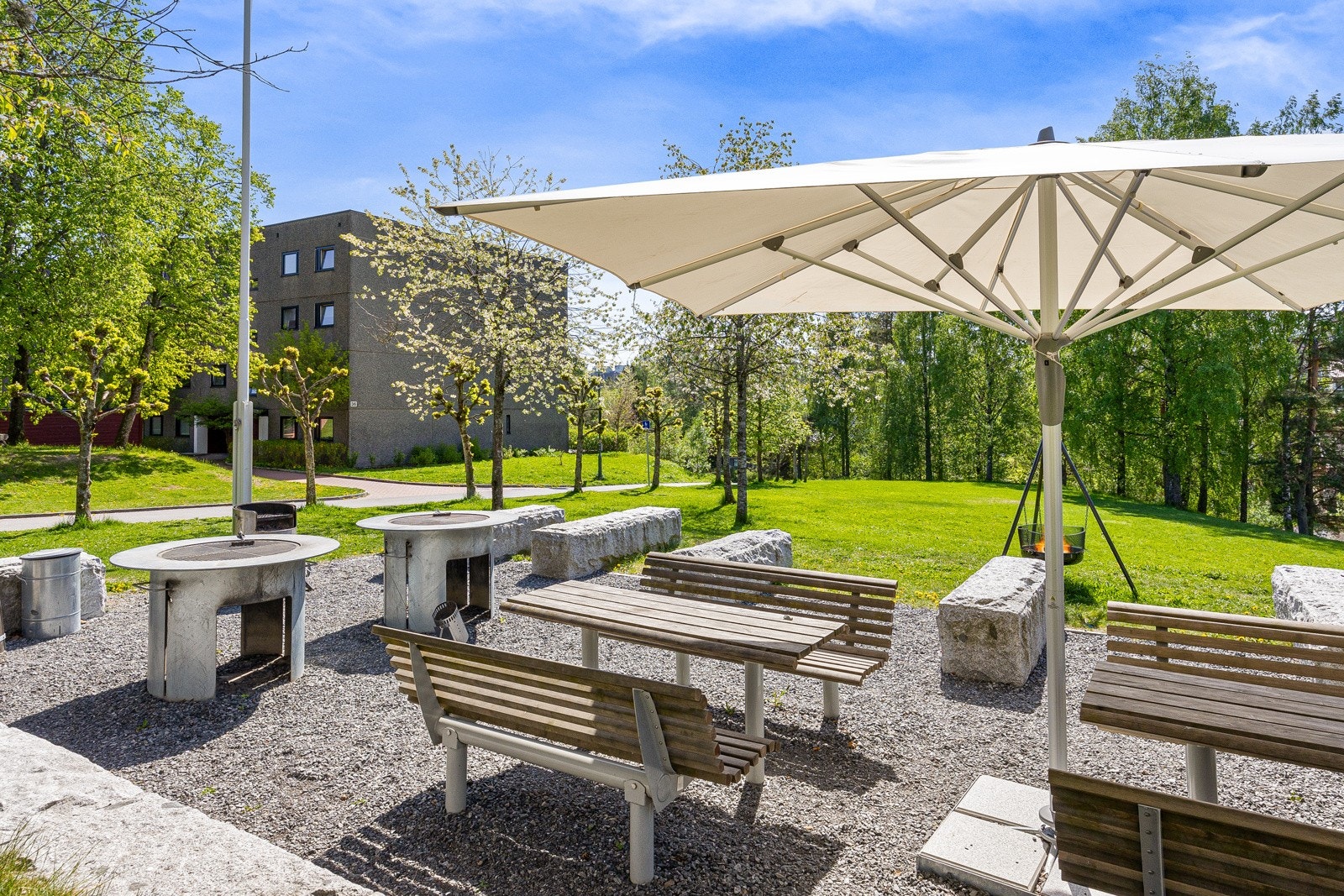 Felles grillplass. Det er flotte tur-/ rekreasjonsmuligheter i nærområdet, både sommer og vinter. Fine turstier (preparerte løyper på vinterstid samt lysløyper) langs Mærradalen som fører opp til Bogstad og videre innover mot Sørkedalen og marka. Galleribilde