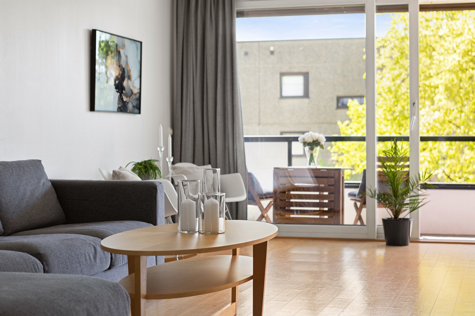 Rommets flotte vindusflater bader rommet i dagslys. Galleribilde