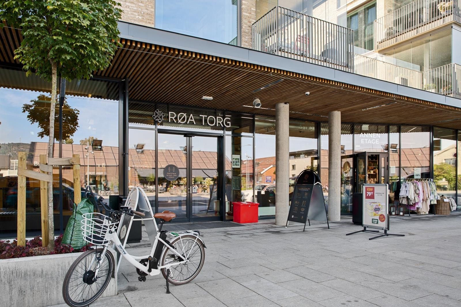 Nyere Røa Torg med mange butikker. Galleribilde