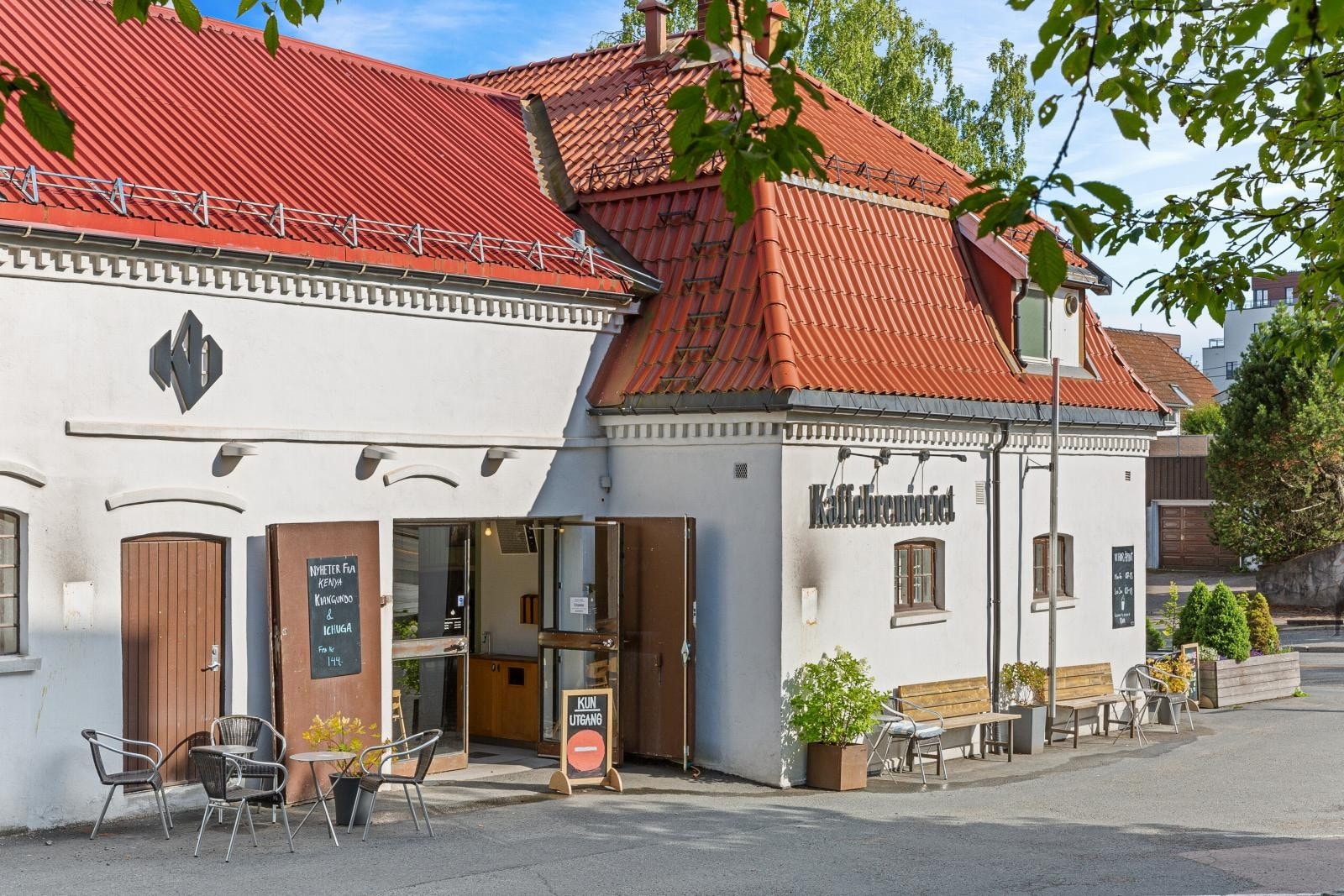 Røa med stort utvalg av butikker og cafeer. Galleribilde