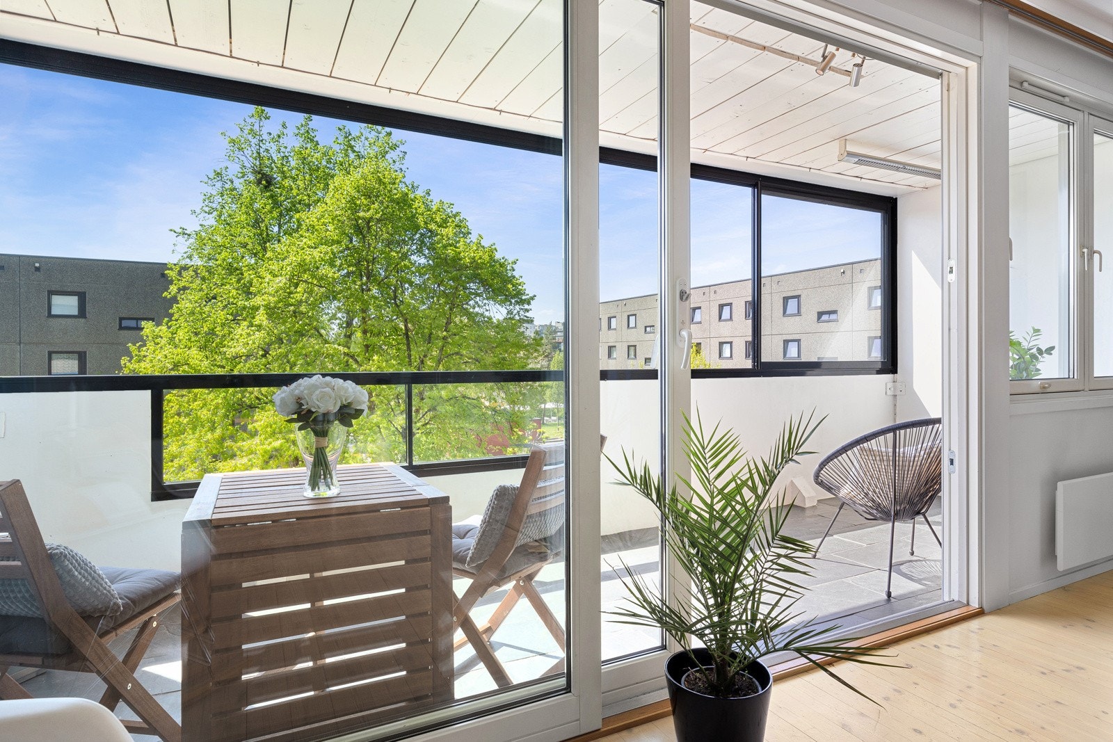 Sydvestvendt innglasset balkong på ca 10 kvm langs hele endeveggen. Galleribilde