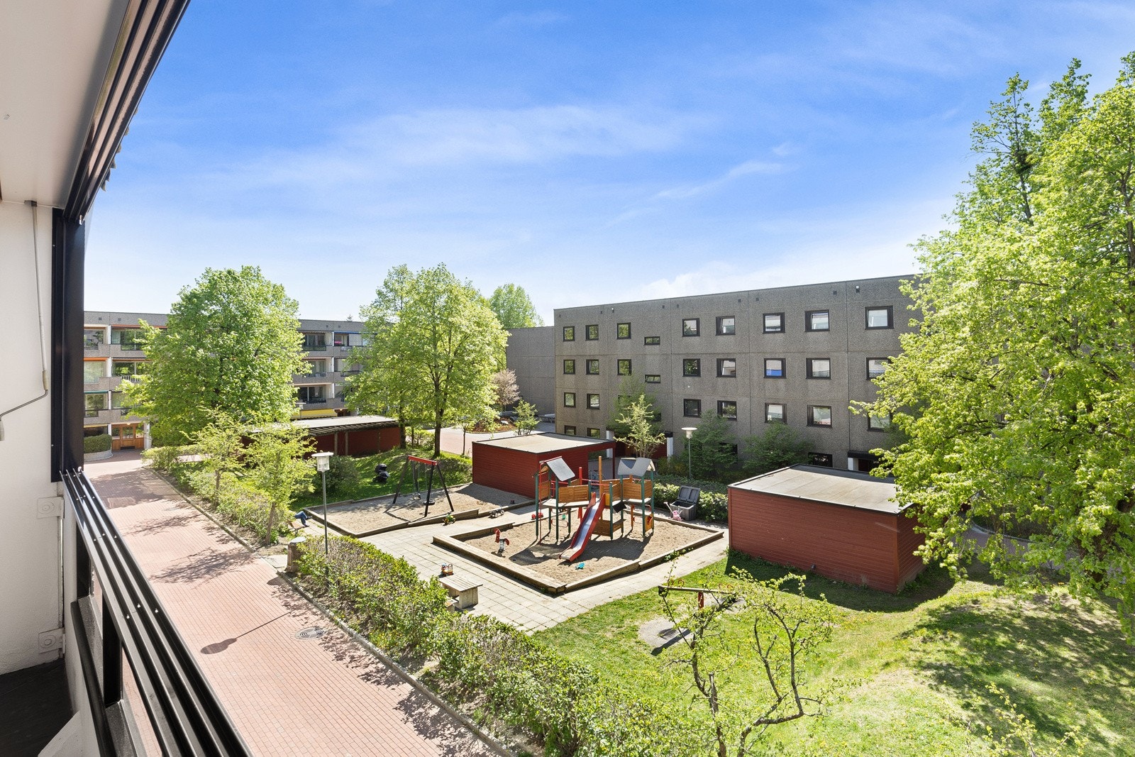 De store vinduene gir rikelig med dagslys og flott utsyn til fellesarealene, men den interne plasseringen skjermer godt for innsyn. Galleribilde