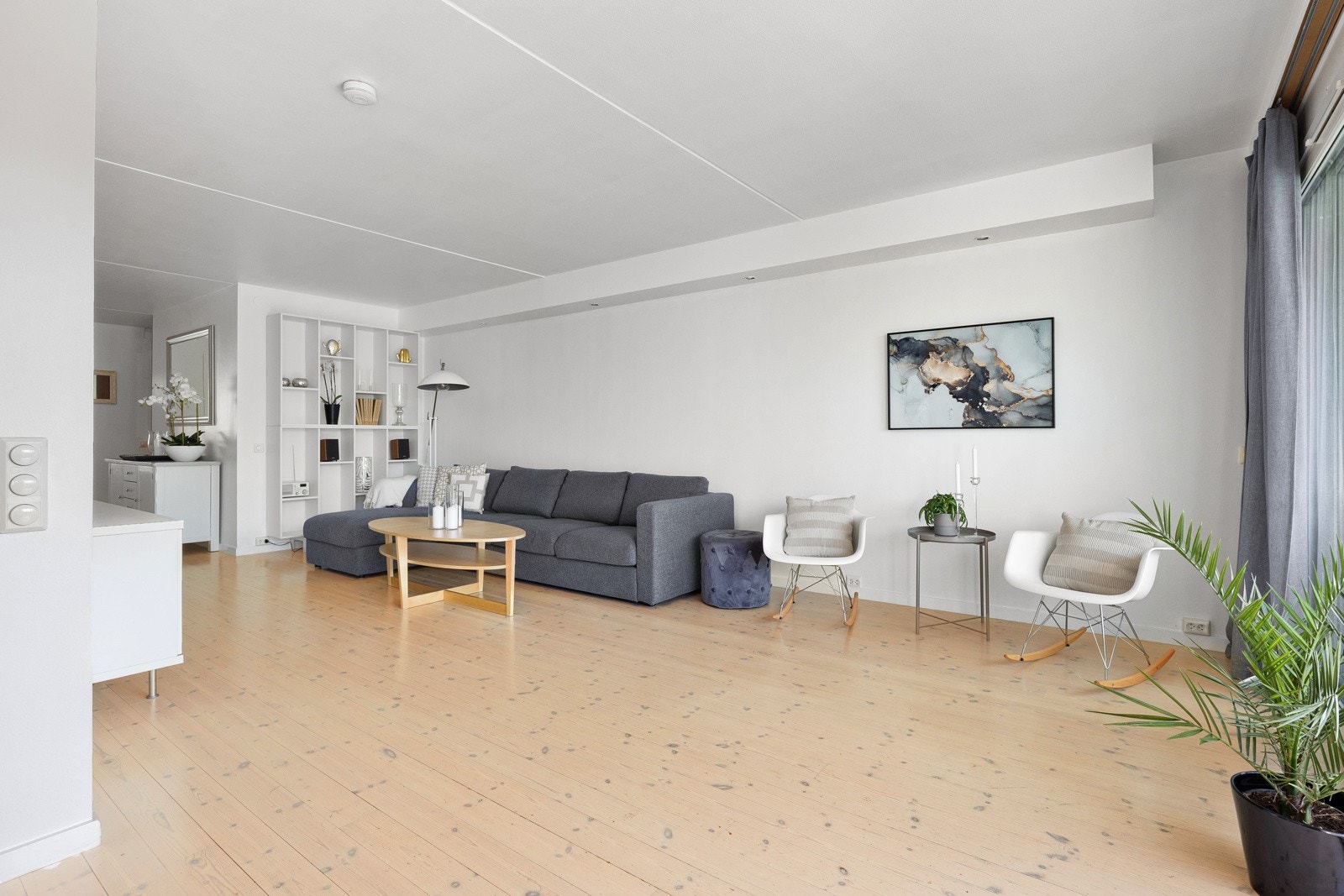 Stuen har ellers god plass til spisegruppe, sofa og tv-løsning med mer. Galleribilde