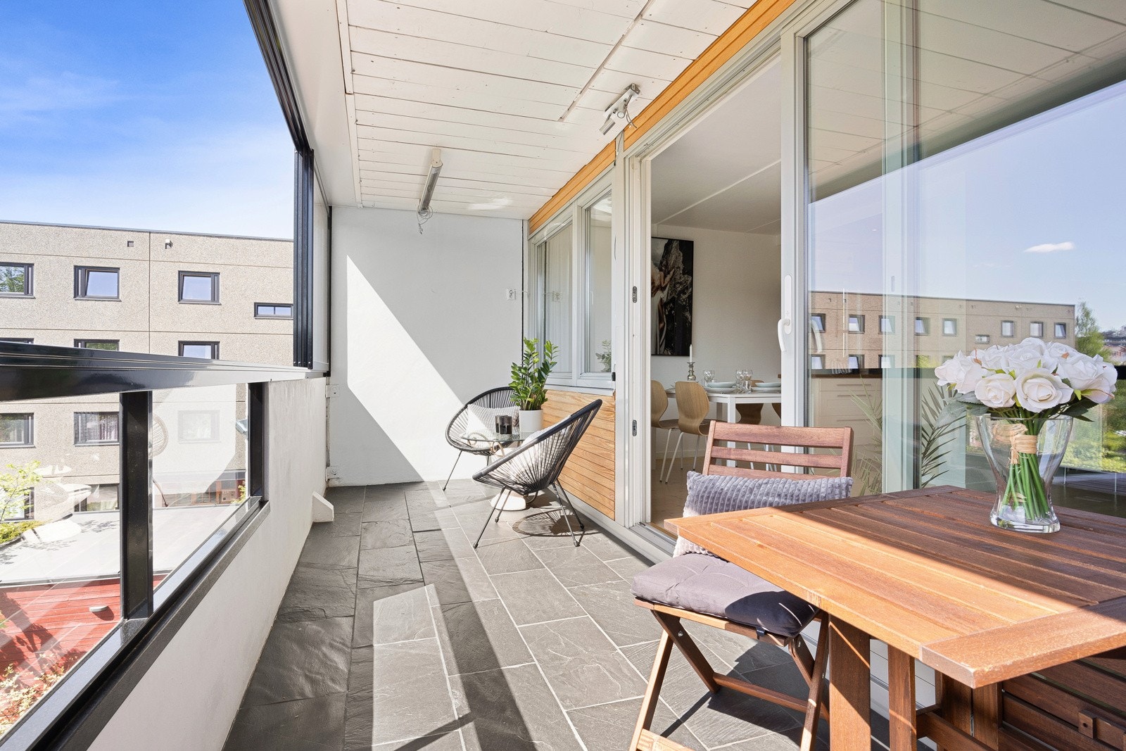 Eiendomsmegler Kristine Følkner ønsker velkommen til visning av moderne 3-roms endeleilighet med pent kjk., moderne bad, praktisk vaskerom, solrik balkong, heis og garasjeplass under blokken. Galleribilde