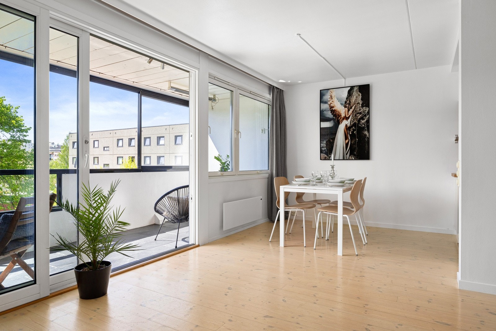 Stuen har god plass til spisegruppe. Galleribilde