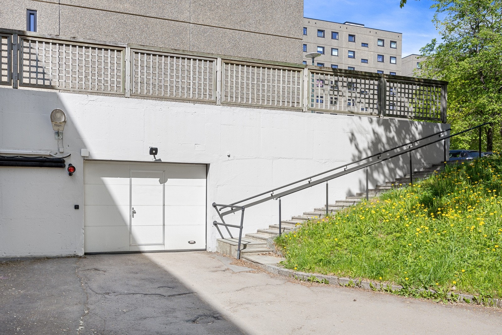 Leiligheten disponerer en garasjeplass i byggets kjeller med adkomst direkte via trapp eller heis i oppgangen. Galleribilde