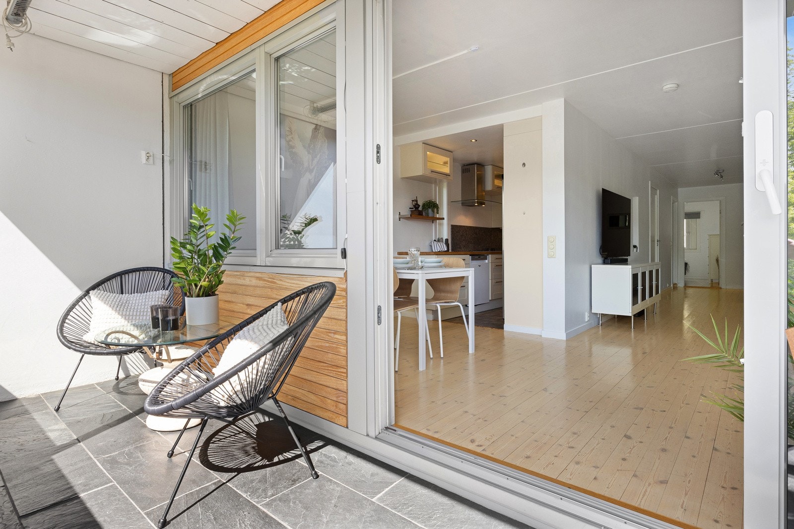 Kjøkken med åpen løsning mot spiseplass. På varme dager er det perfekt å ta med måltidet ut på terrassen. Galleribilde