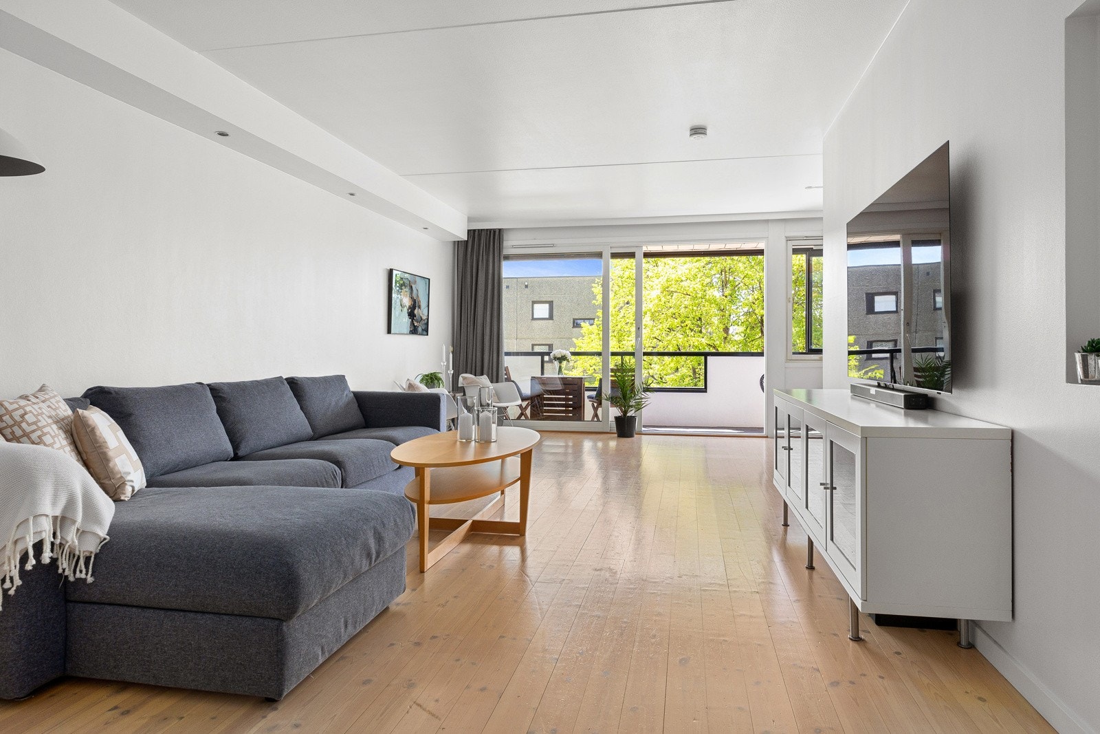 Stuen oppleves som lys og trivelig, et sosialt samlingsrom for hele familien med god plass til sofa og spisebord, tv-løsning og annet. Galleribilde