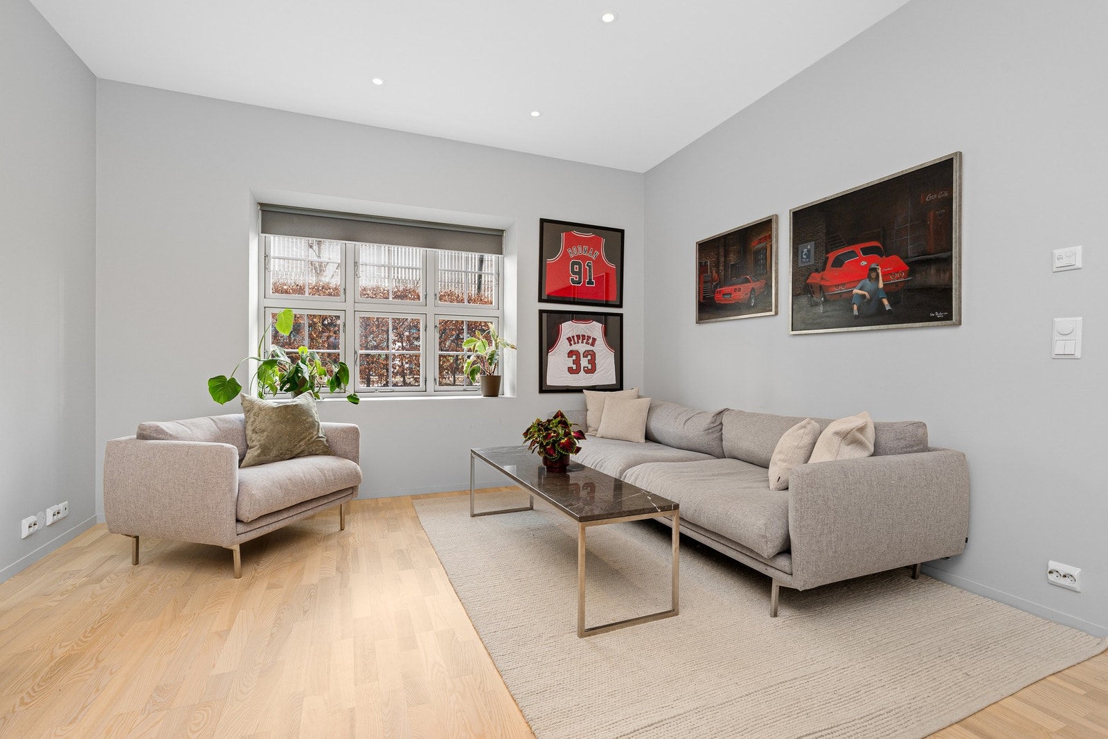 - Det er spotter i tak med downlights - Galleribilde