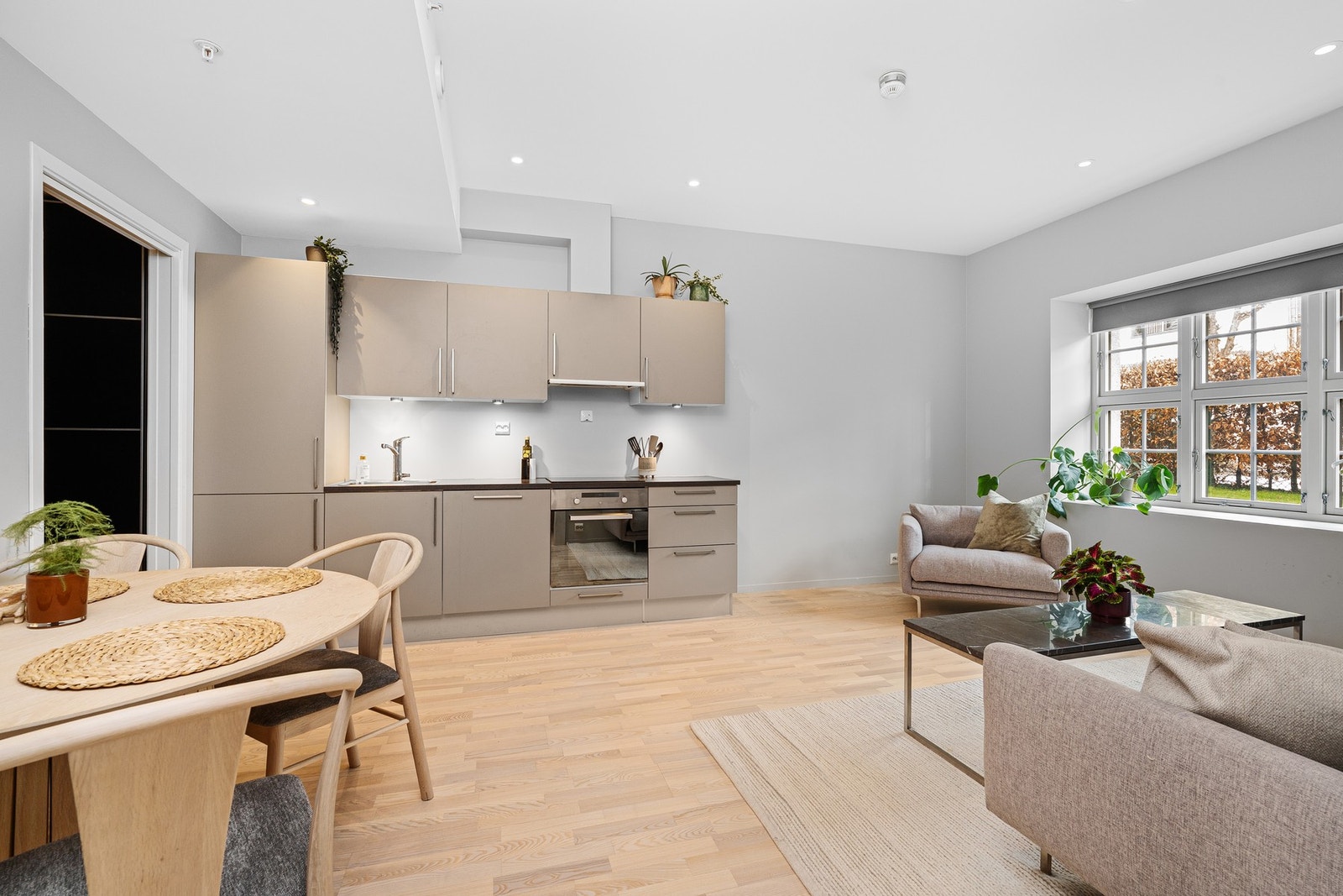 - God plass til sofagruppe og tilhørende møbler | Overflatene er malt i moderne fargevalg - Galleribilde