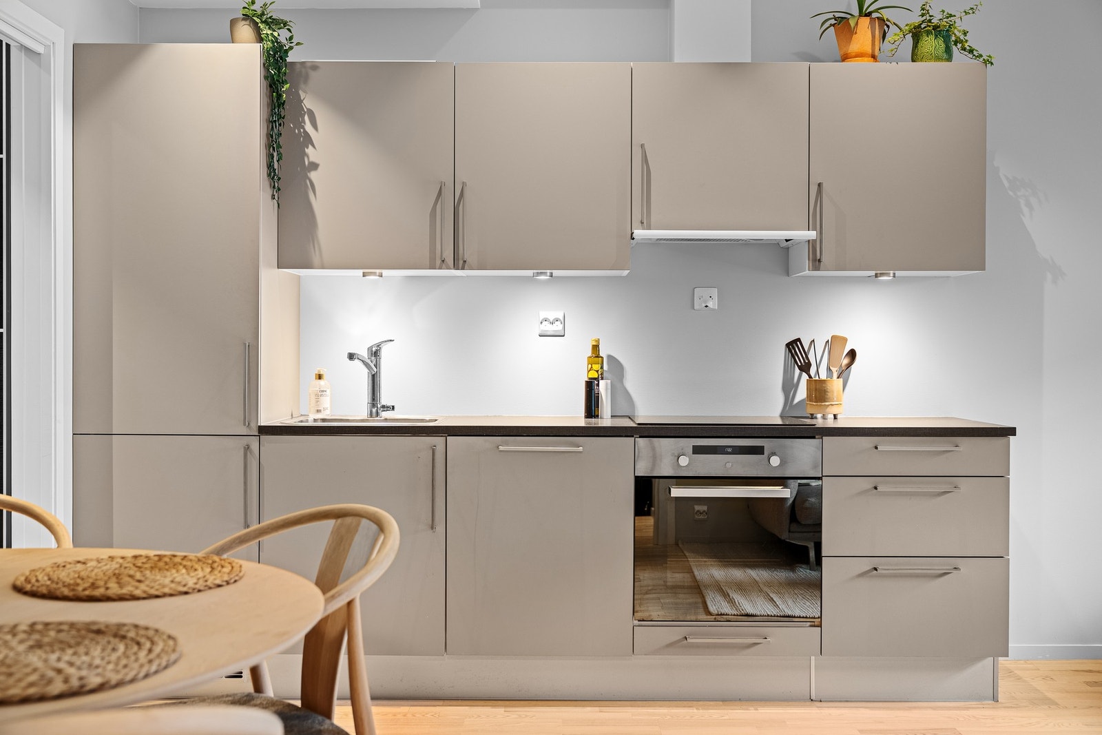 - Moderne kvalitetskjøkken fra HTH med integrerte hvitevarer - Galleribilde