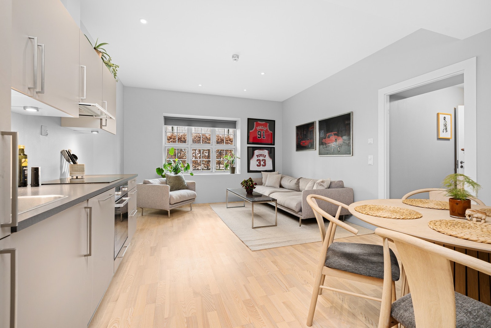 - Sjenerøs takhøyde i leiligheten som bidrar til god romfølelse - Galleribilde