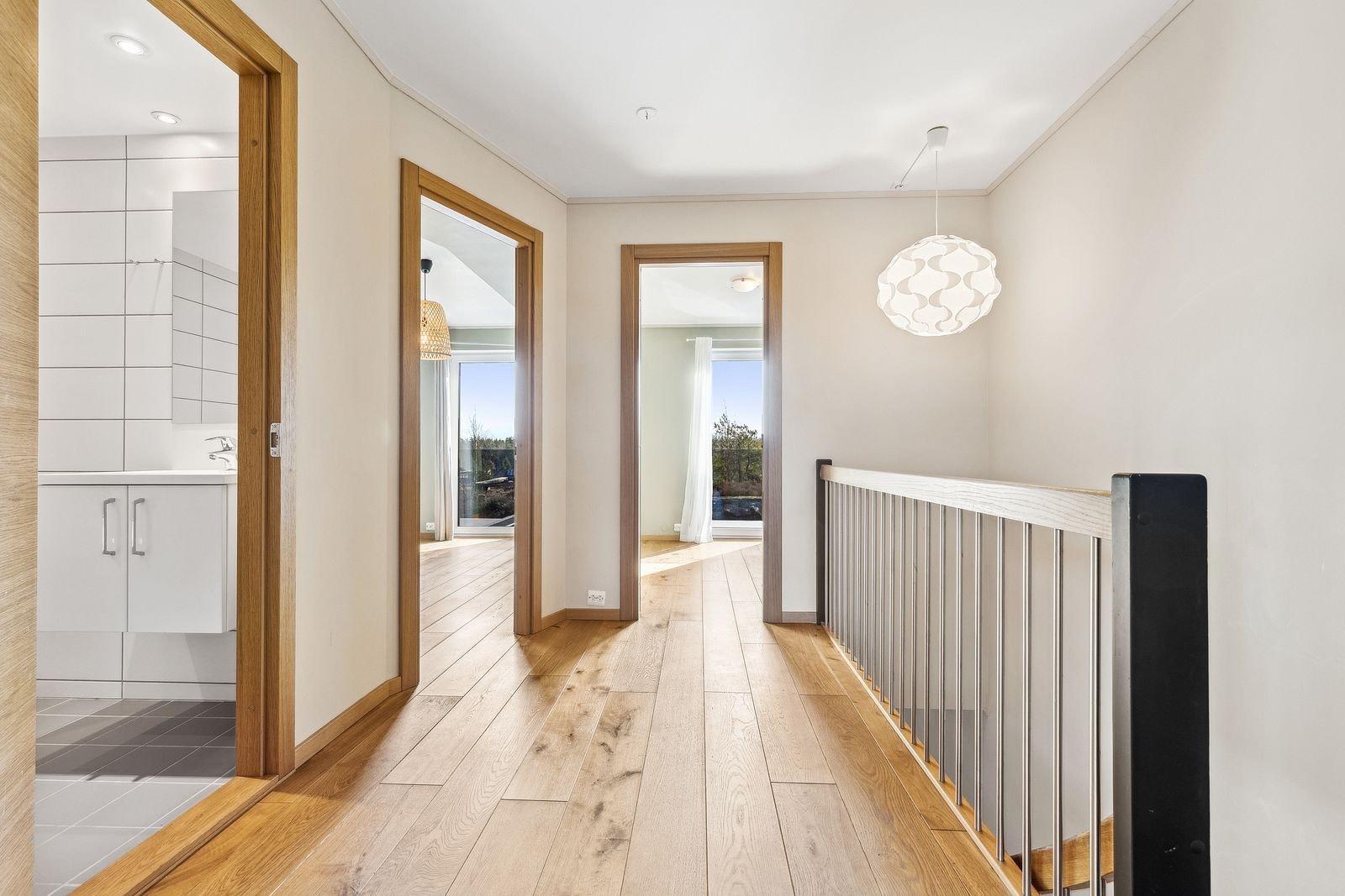 Fra trappen er det inngang til 3 soverom og bad med badekar Galleribilde