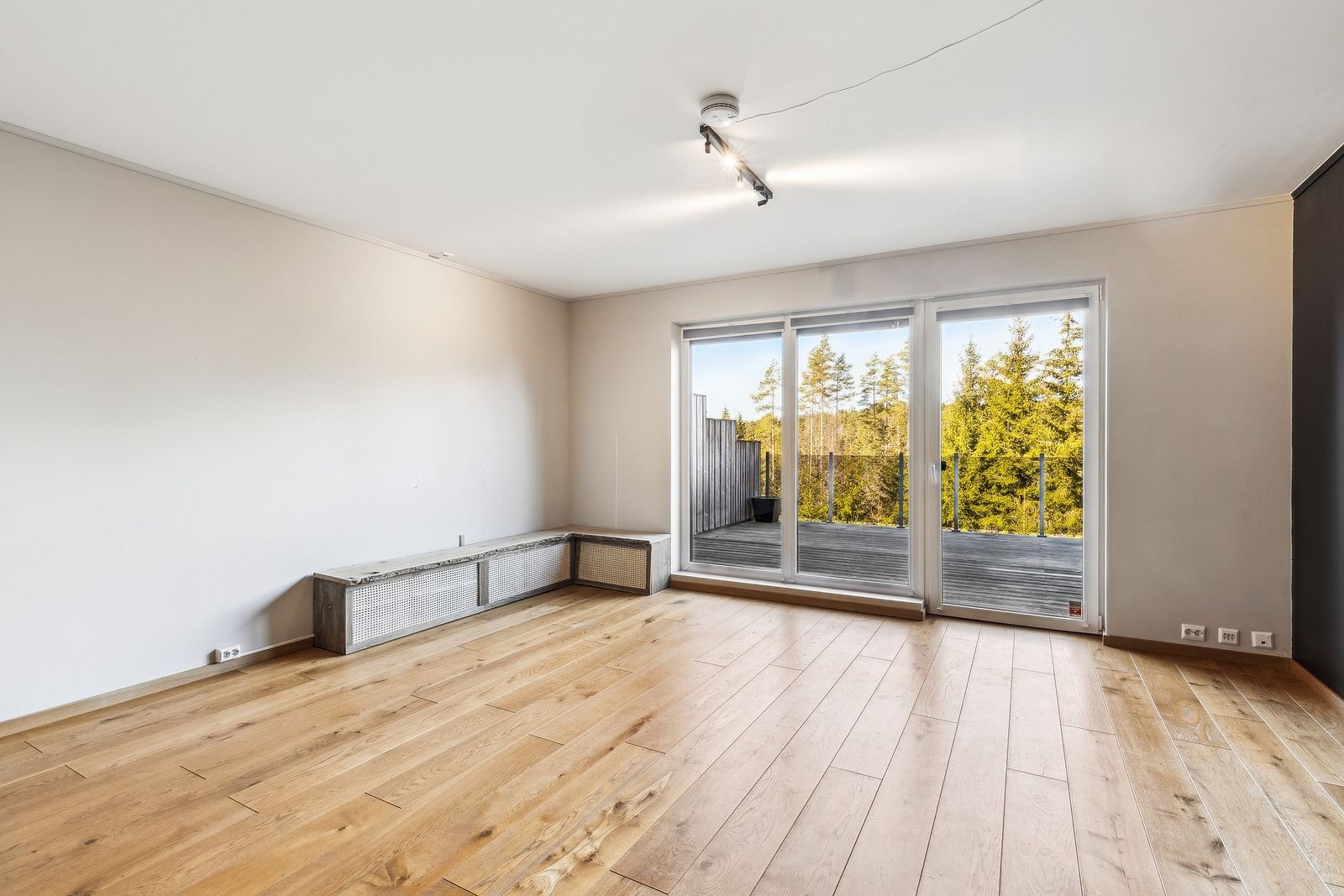 Stue med utgang til terrassen i første etasje Galleribilde