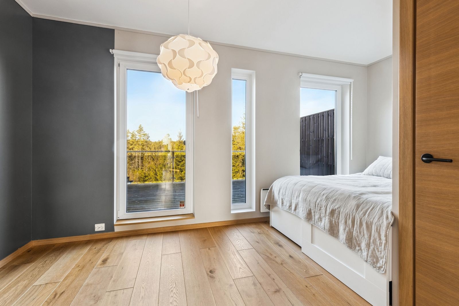 Soverom med utgang til terrasse Galleribilde