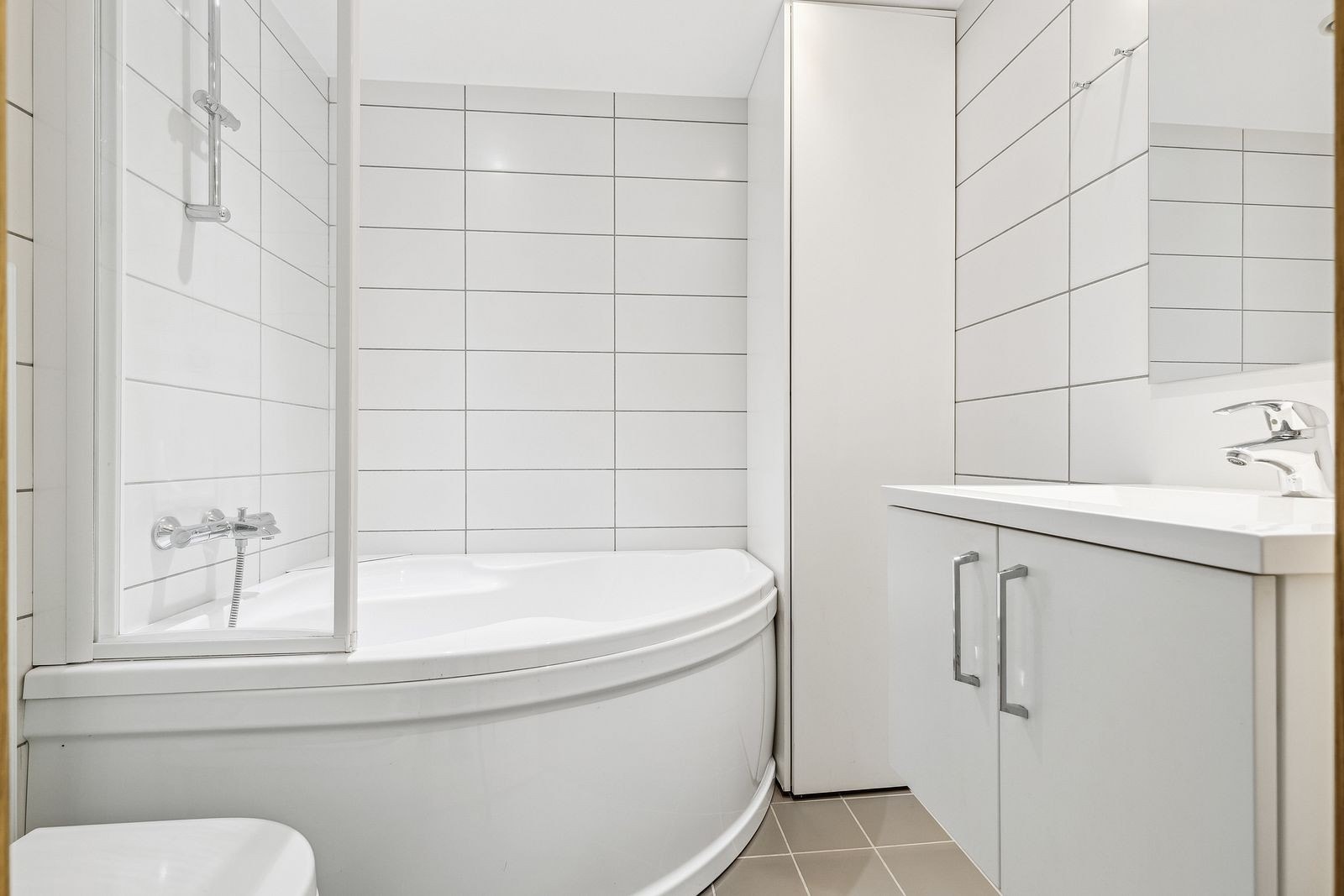 Badet i andre etasje har badekar Galleribilde