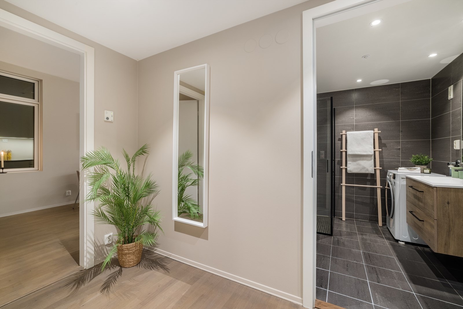 Romslig gang med plass til kommode eller skap for ytterligere oppbevaring Galleribilde