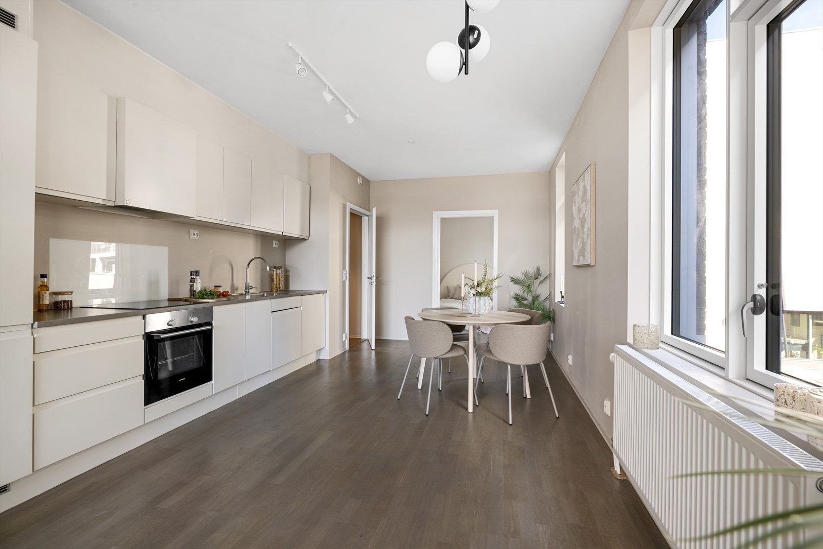 Åpen og sosial kjøkkenløsning med god plass til spisegruppe Galleribilde