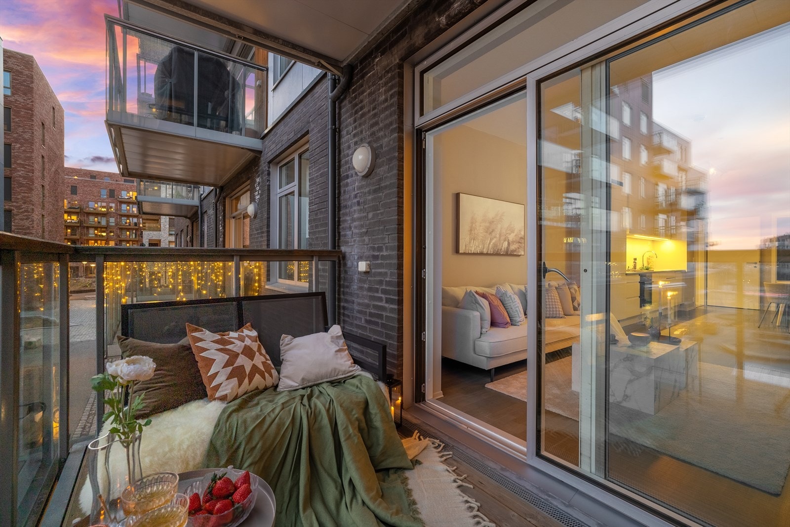 Det er montert utelys og dobbel stikkontakt for ekstra komfort. Her kan late sommerdager nytes! Galleribilde