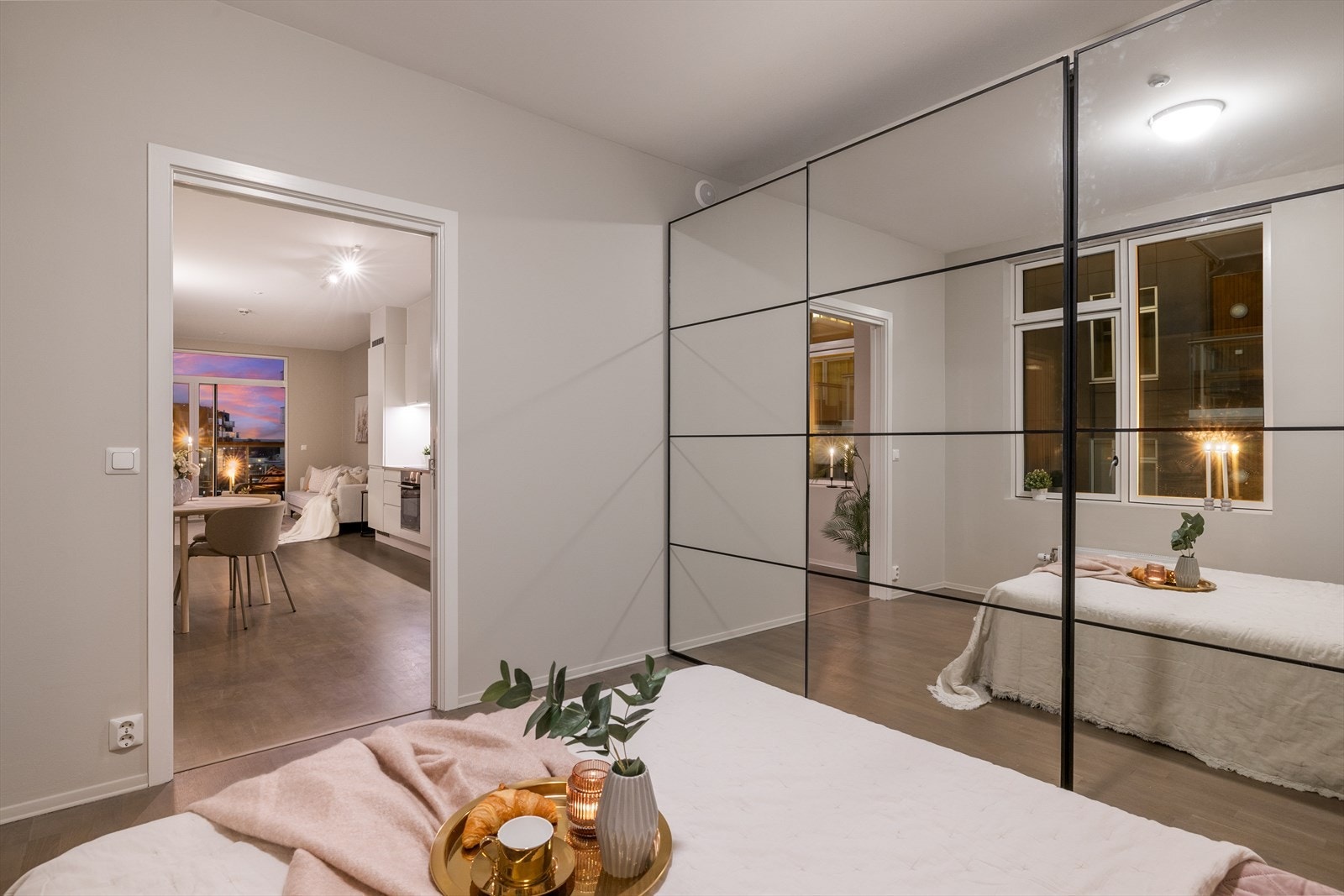 Soverommet er malt i en lun og moderne farge som bidrar til en hyggelig atmosfære Galleribilde