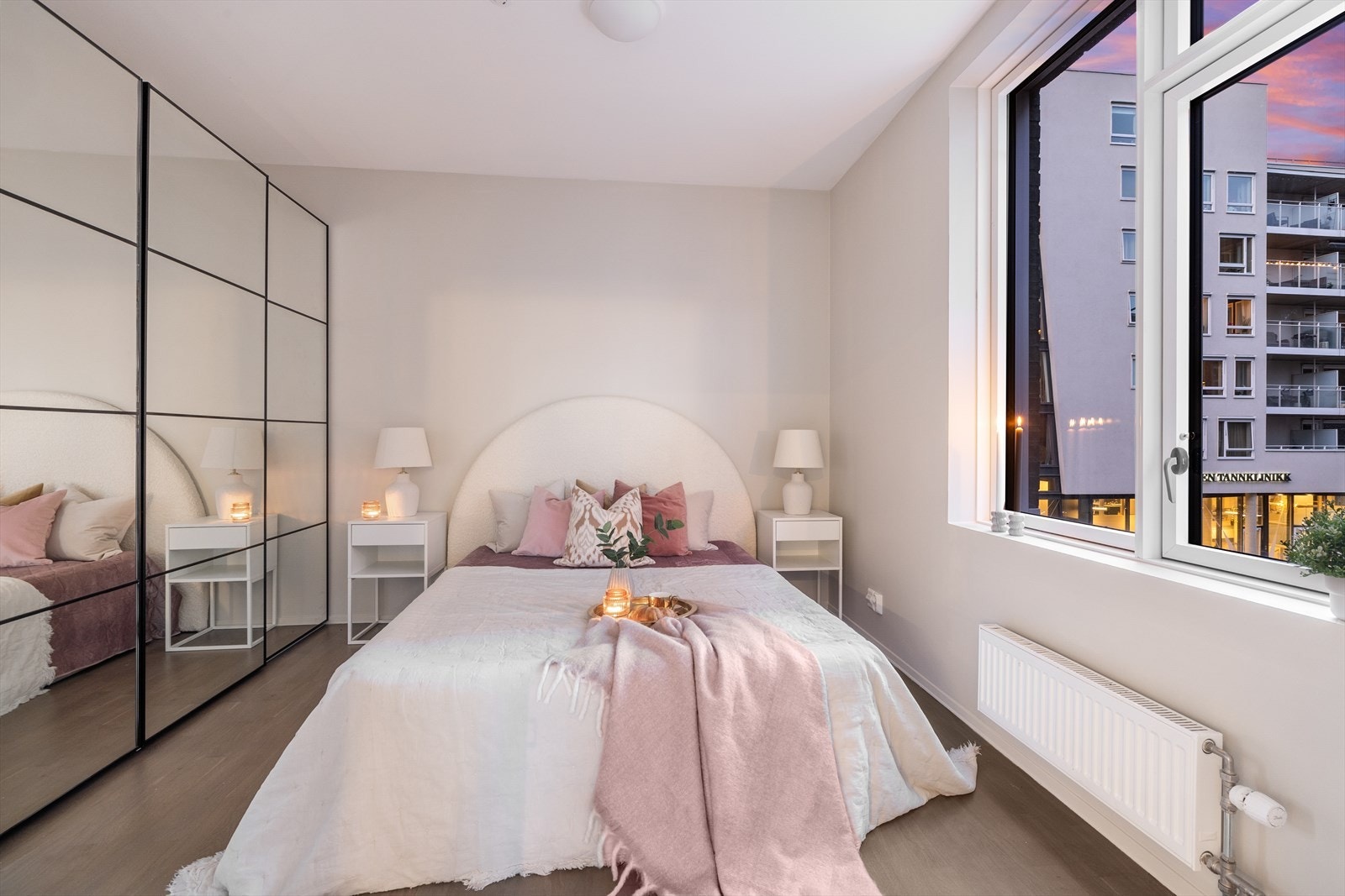 Lyst og romslig hovedsoverom med god plass til dobbeltseng, nattbord, garderobeskap og annet ønsket interiør Galleribilde