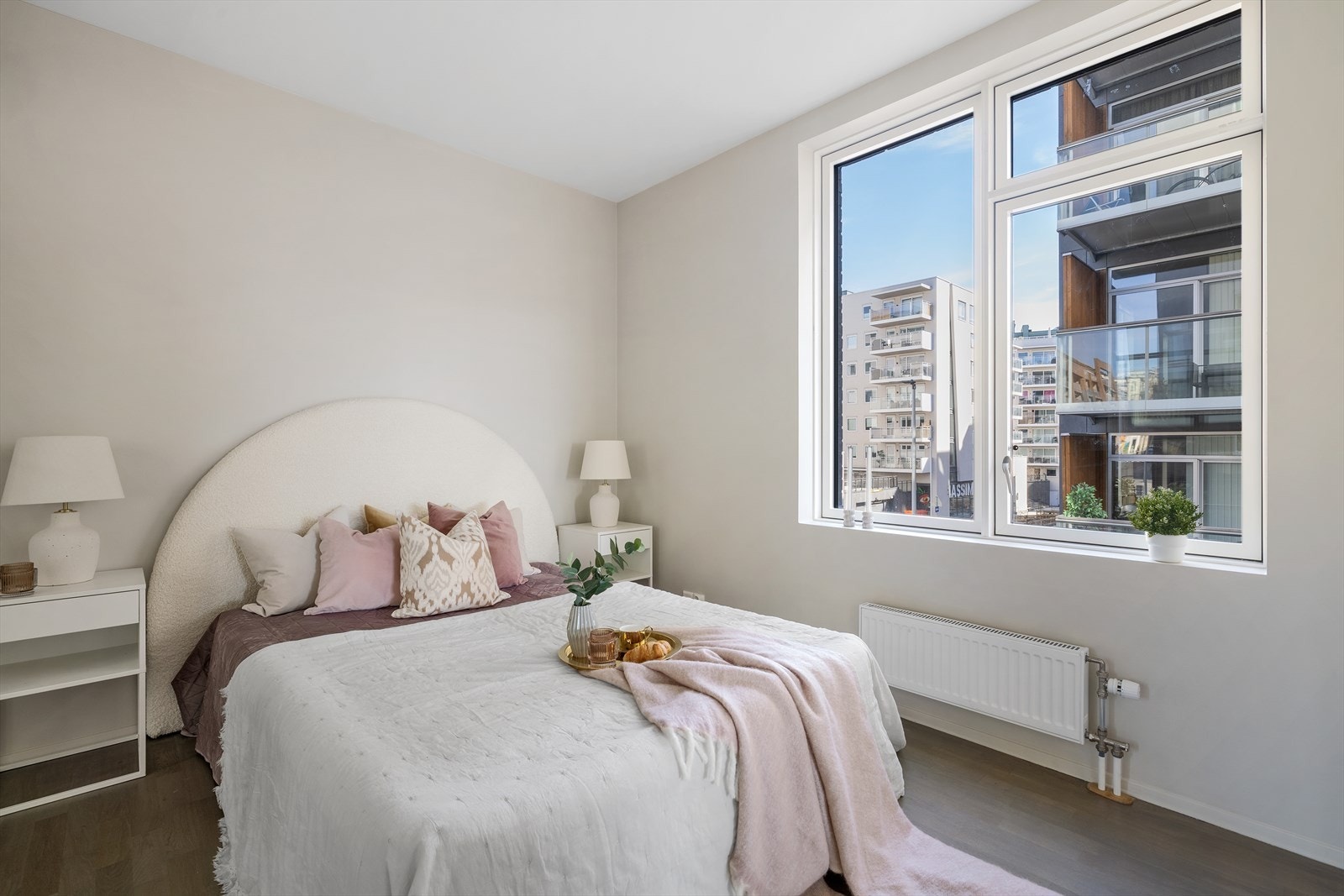 De store vinduene slipper inn rikelig med naturlig lys og sørger for en luftig atmosfære Galleribilde