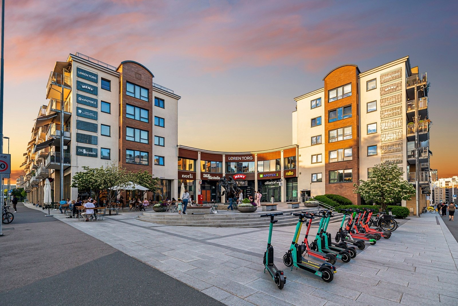 Løren Torg ligger kun en liten spasertur unna leiligheten og her finner du blant annet Meny og Apotek 1 Galleribilde