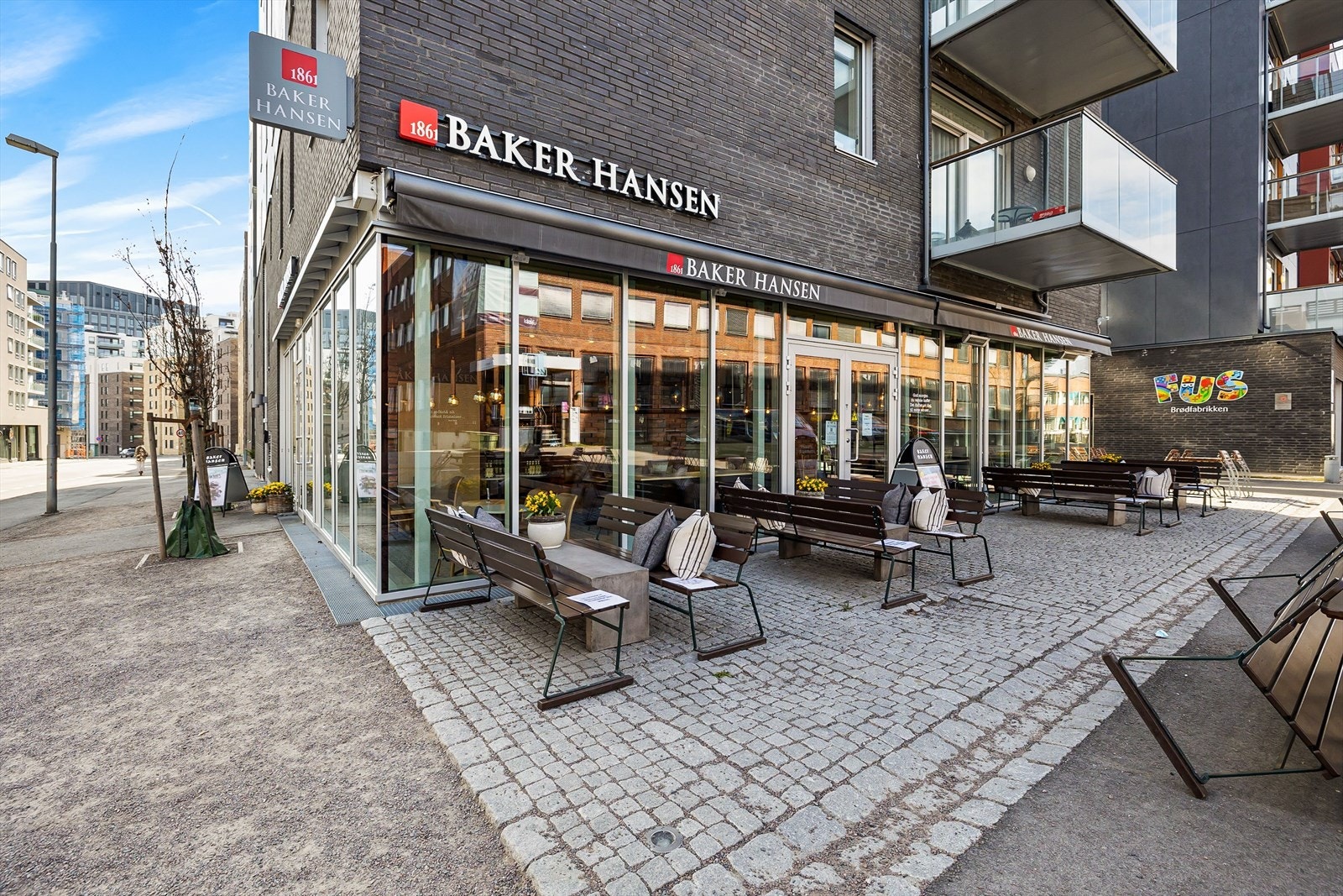 I samme bygg finner du hyggelige Baker Hansen som server ferske bakervarer av høy kvalitet Galleribilde