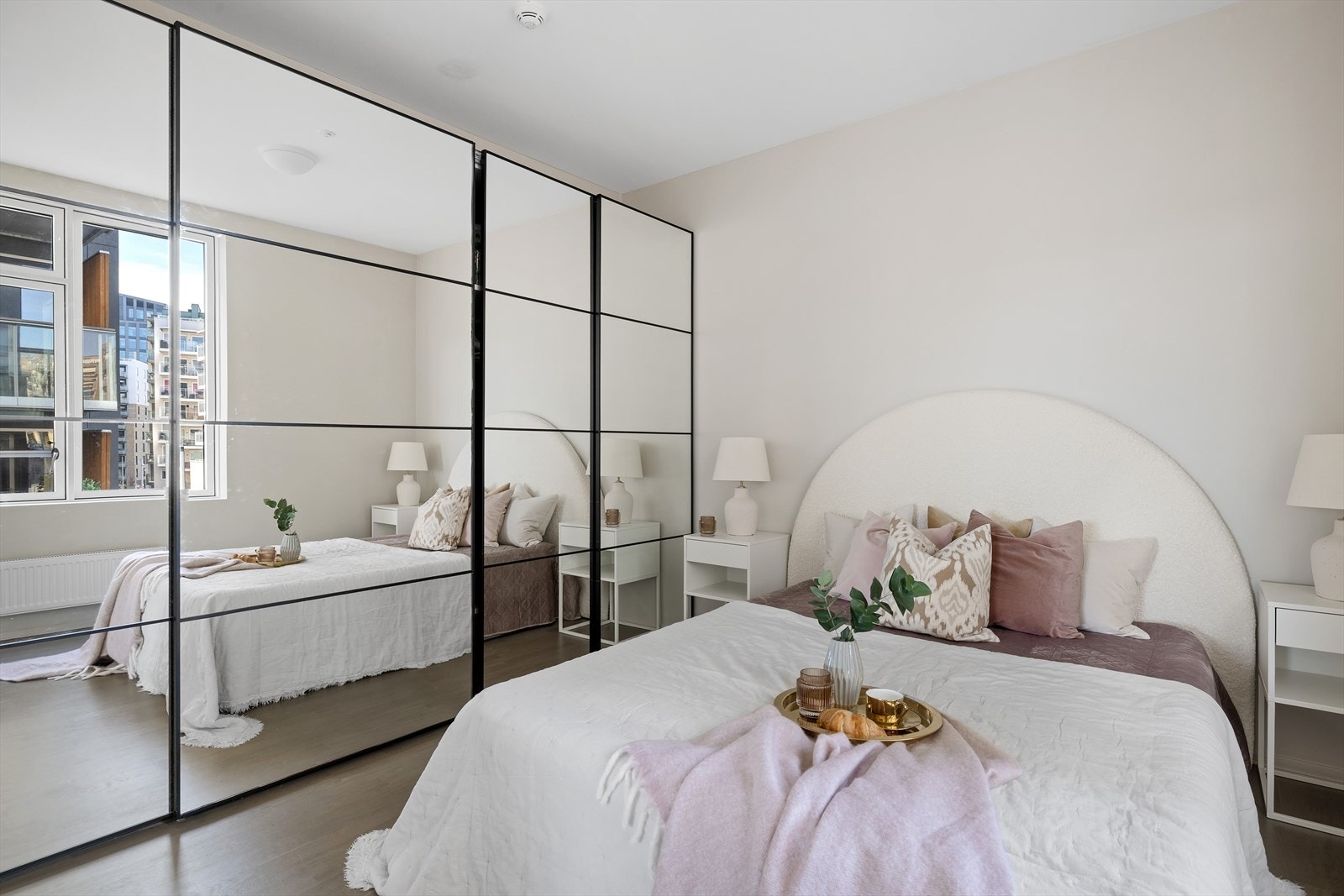 God plass til oppbevaring i stor skyvedørsgarderobe med speilfronter Galleribilde