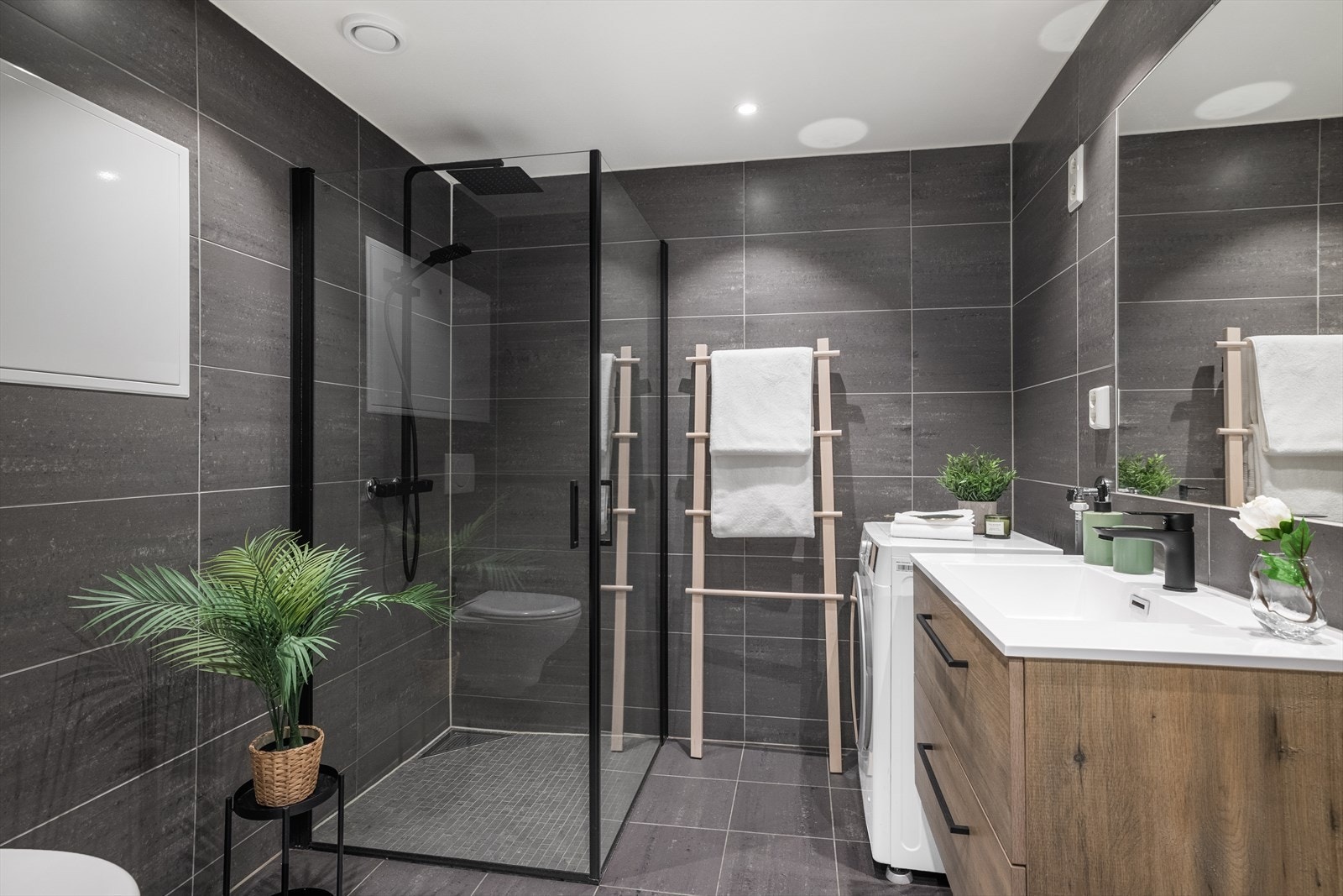 Romslig flislagt bad med moderne standard og et stilrent design. Varmekabler i gulv og downlights i himling. I 2025 ble det montert nytt dusjarmatur, servantarmatur og innfellbare glassdører i dusjsonen. Galleribilde