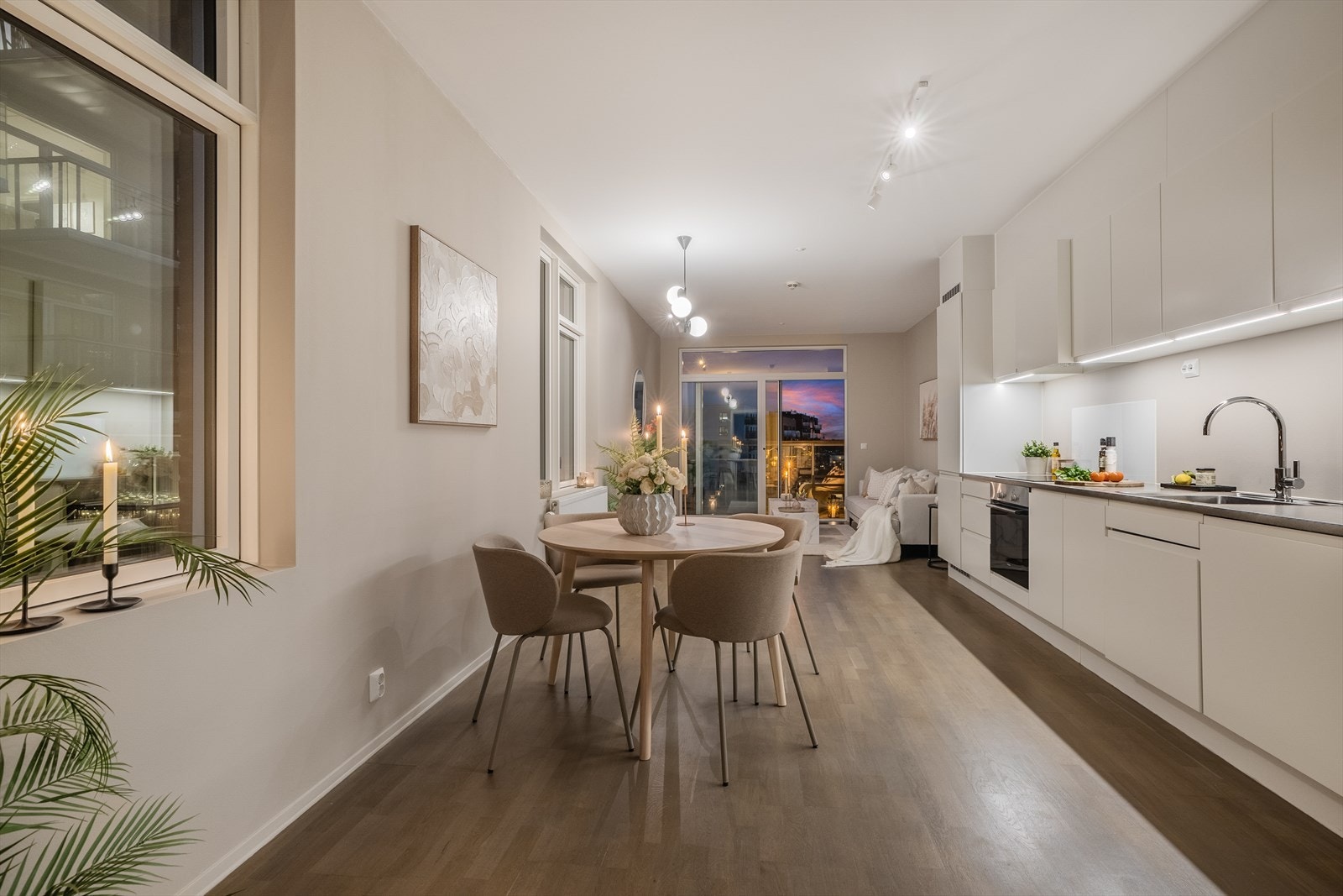 Hjørneleilighet med store vindusflater sørger for godt med lys inn og luftig romfølelse Galleribilde