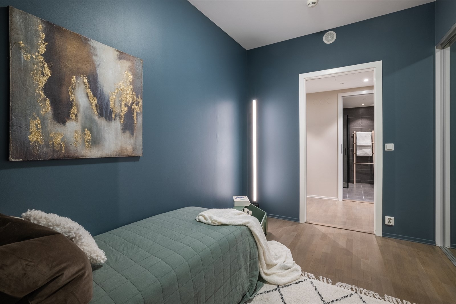 Rommet har god plass til seng, nattbord og annet ønsket møblement. Det medfølger en stor, praktisk skyvedørsgarderobe for optimal oppbevaringsplass Galleribilde