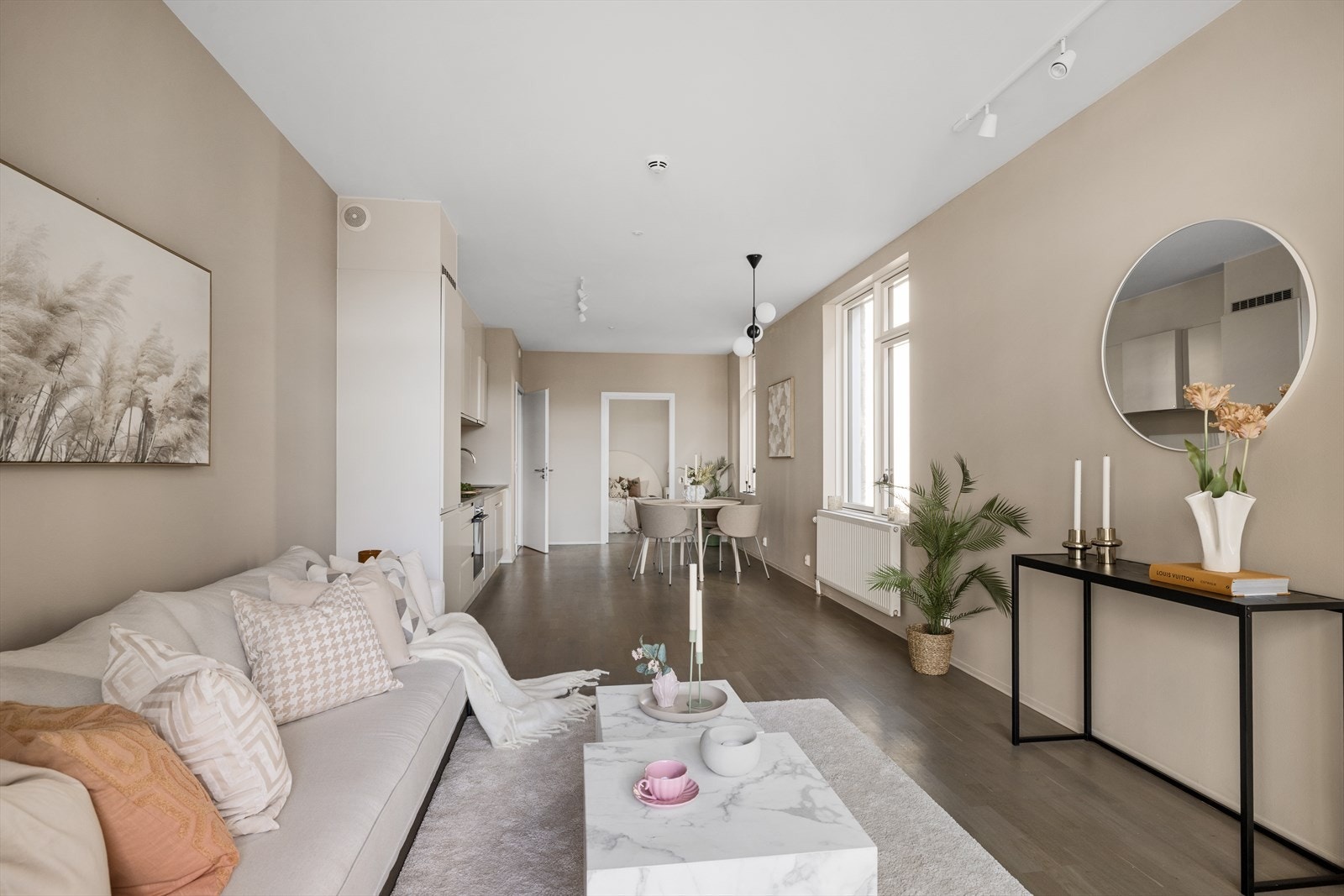 Arealeffektiv stue med en praktisk utforming som gir plass til både sofagruppe, TV-møblement og annet ønsket interiør Galleribilde