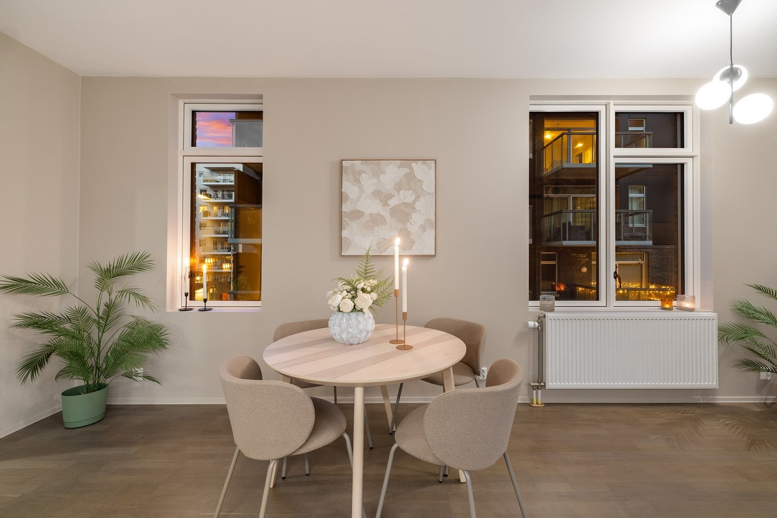 Det er avsatt naturlig plass til spisebord i tilknyttning til kjøkkenet Galleribilde