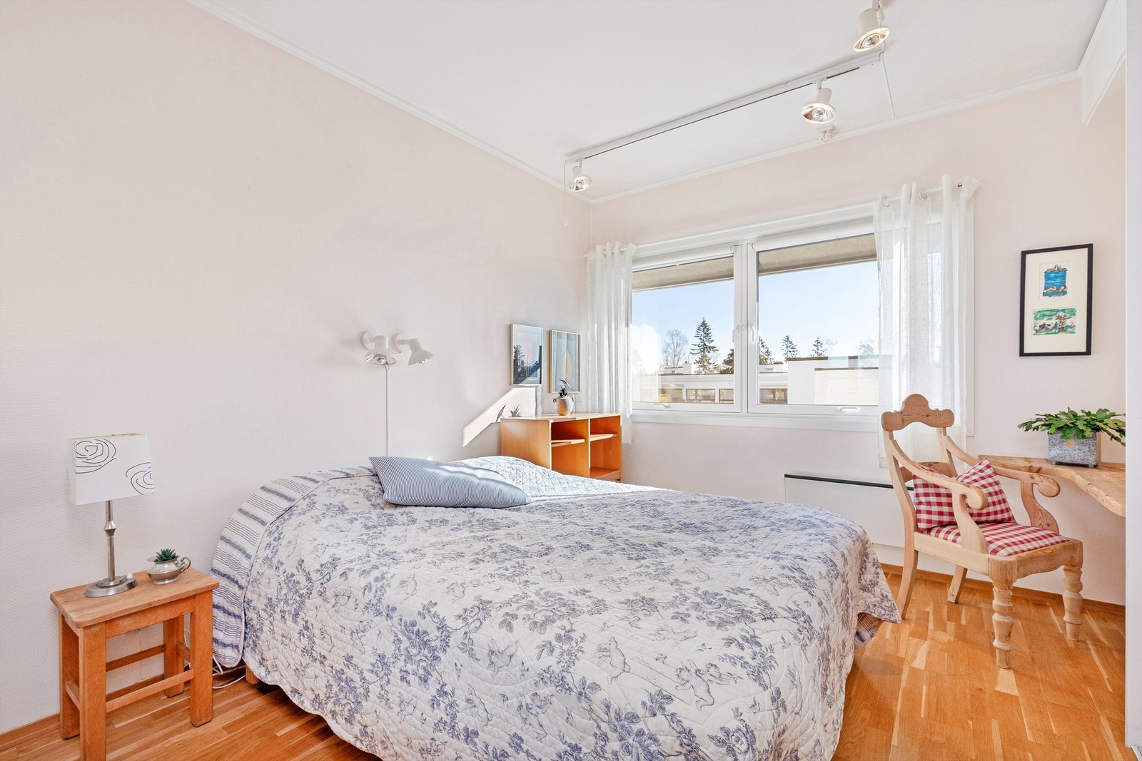 Soverommet har plass til dobbeltseng med nattbord på begge sider samt kommode for oppbevaring. Pult er montert i veggen Galleribilde