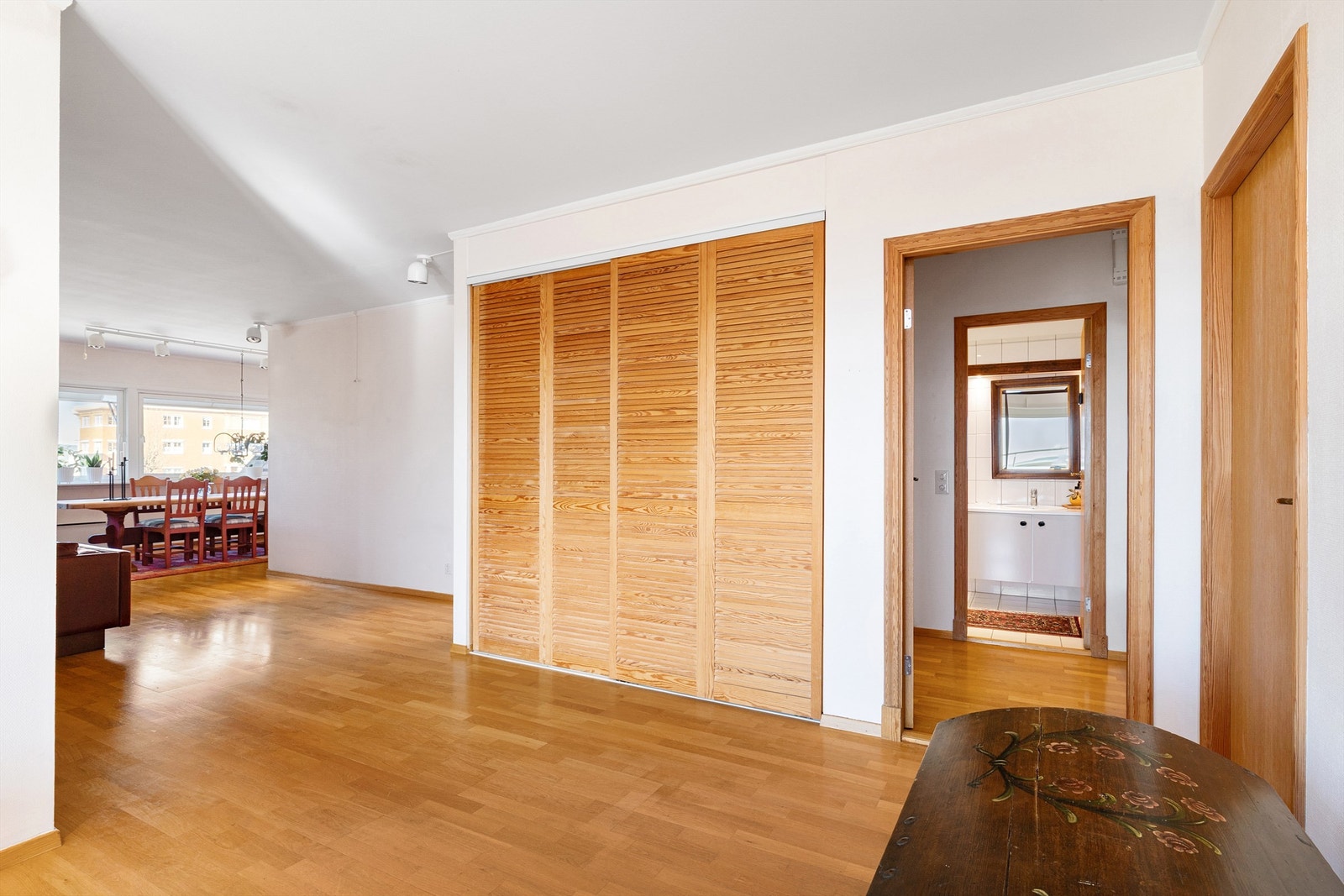 Hallen har rikelig med oppbevaringsplass i innebygget garderobe Galleribilde