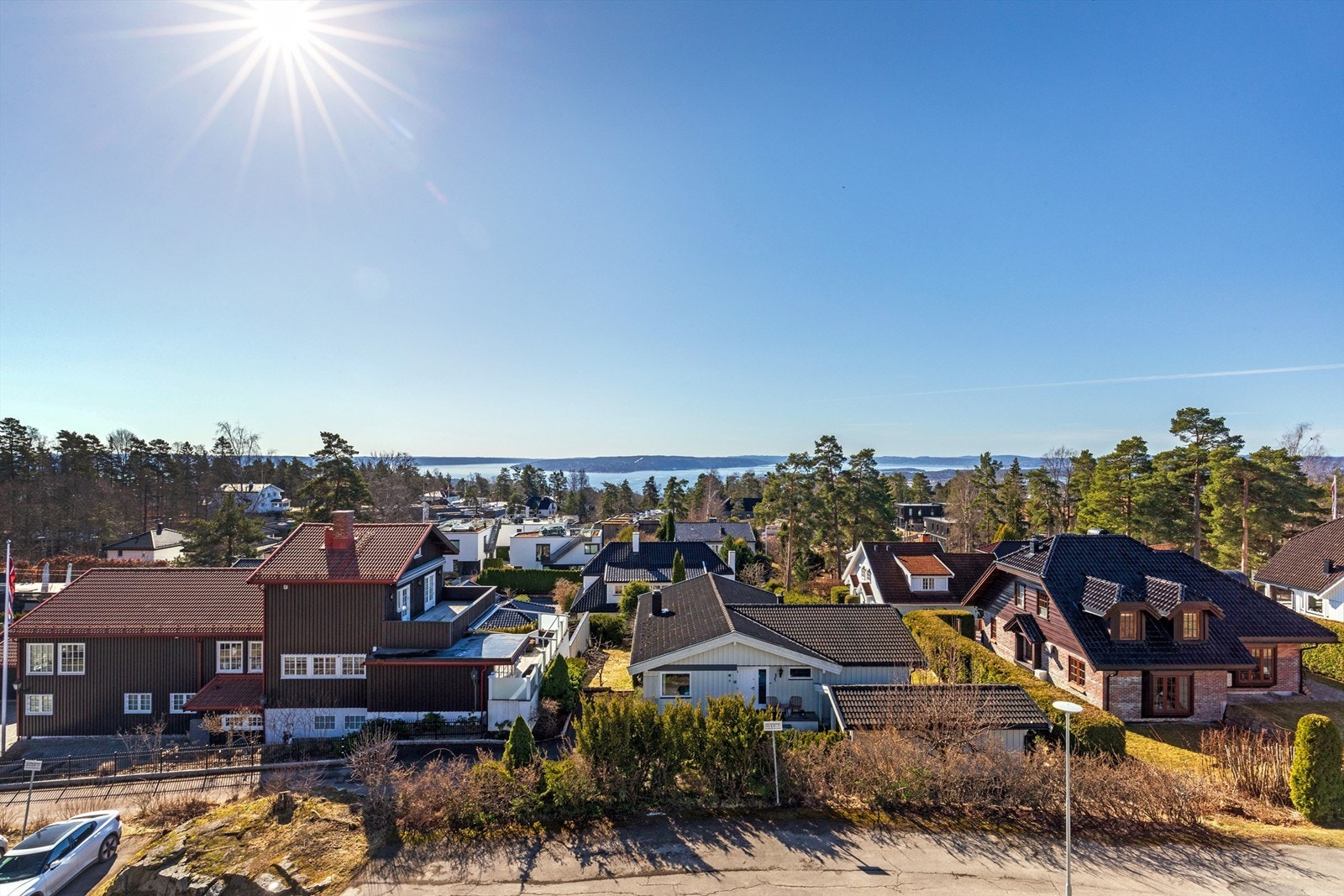 Huset har en fortreffelig beliggenhet nær natur med gode turstier Galleribilde