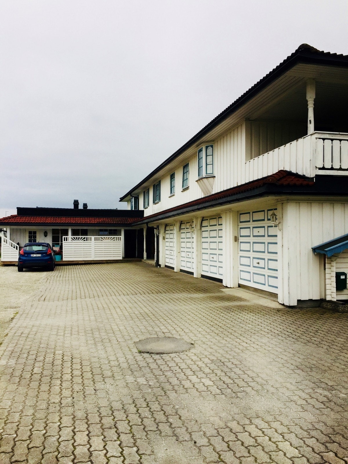 Gårdsplass og garasjeanlegg Galleribilde