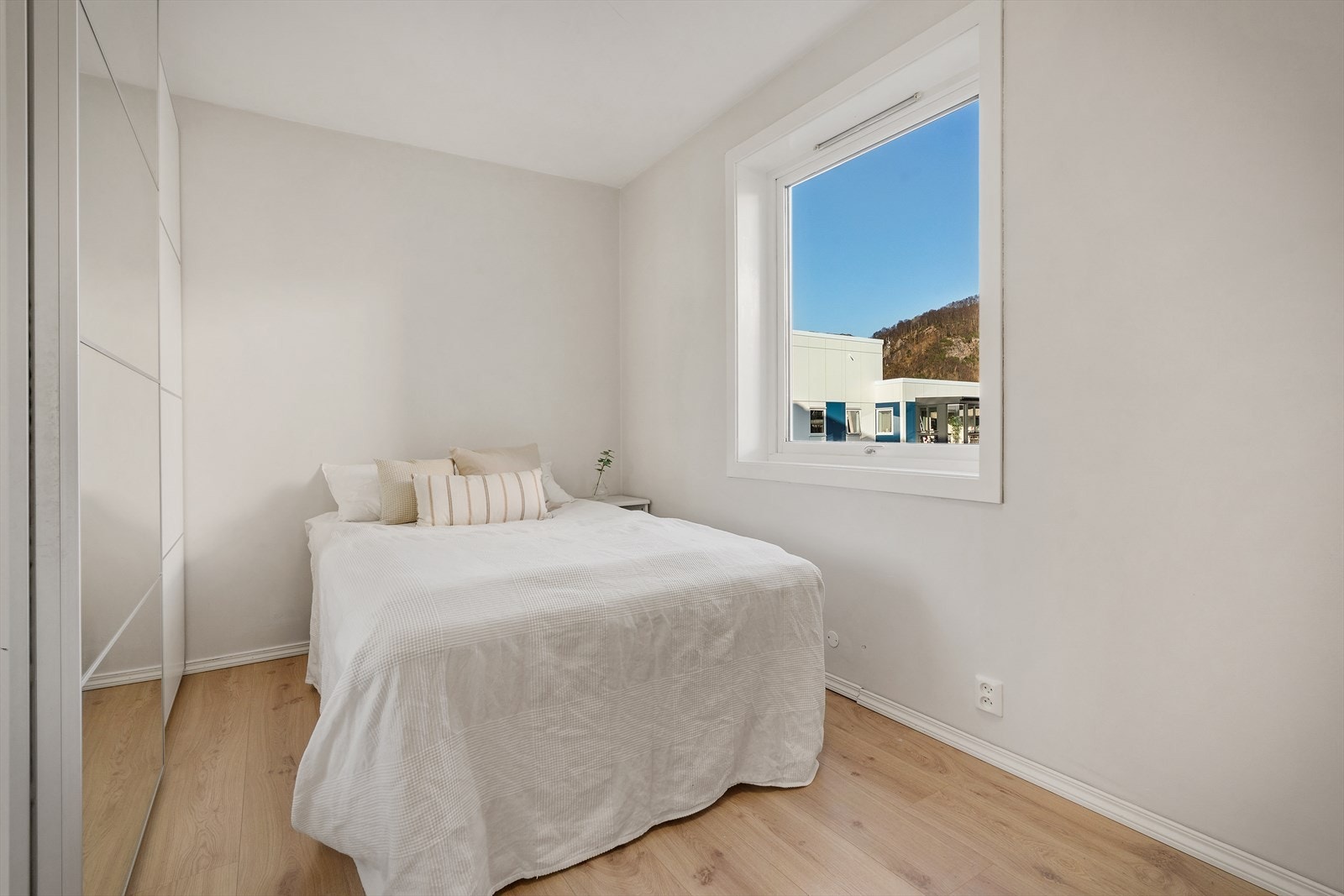 - Soverom 2 måler 9,9m² - Galleribilde