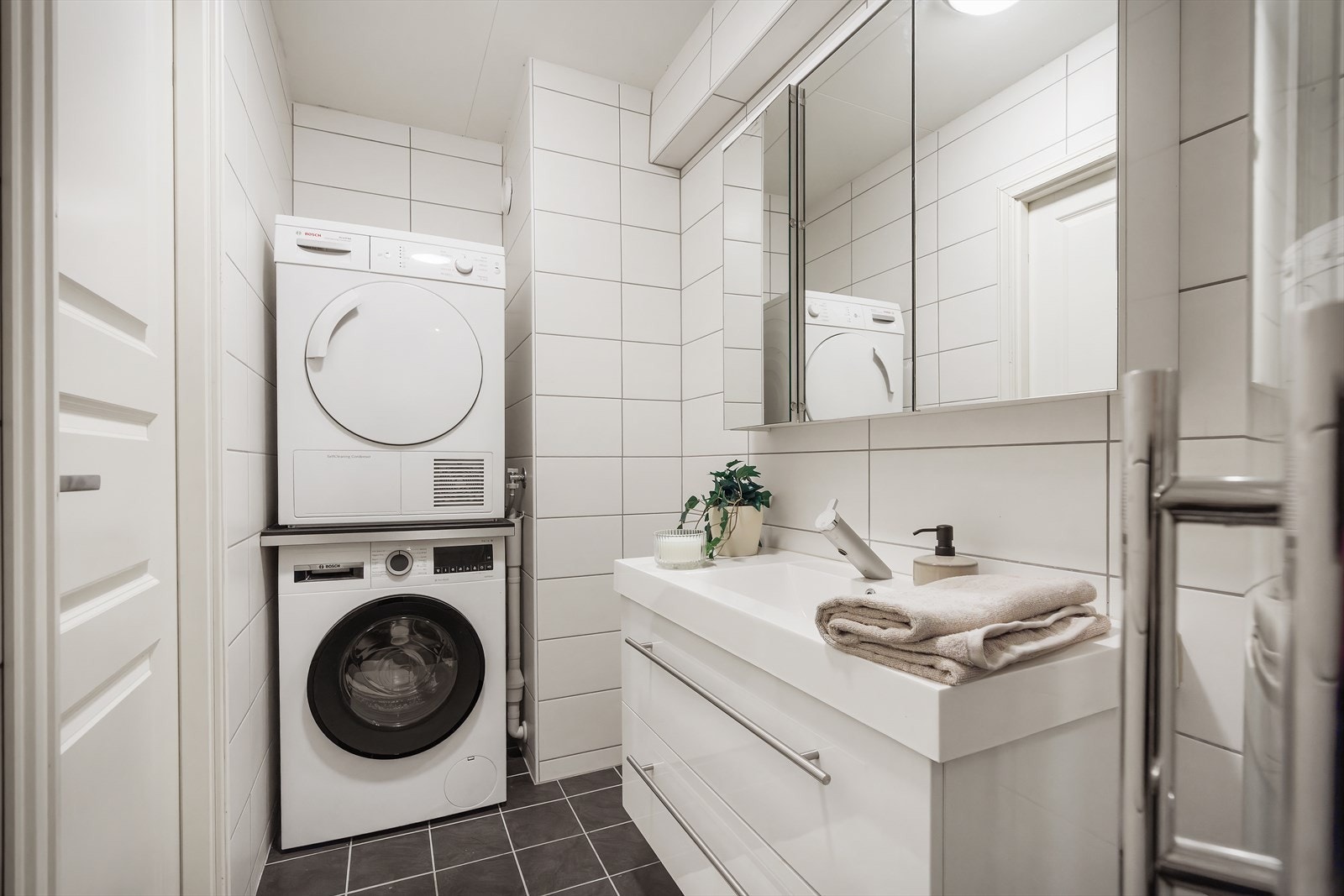 - Badet måler 3,8m² og ble pusset opp i 2014 - Galleribilde