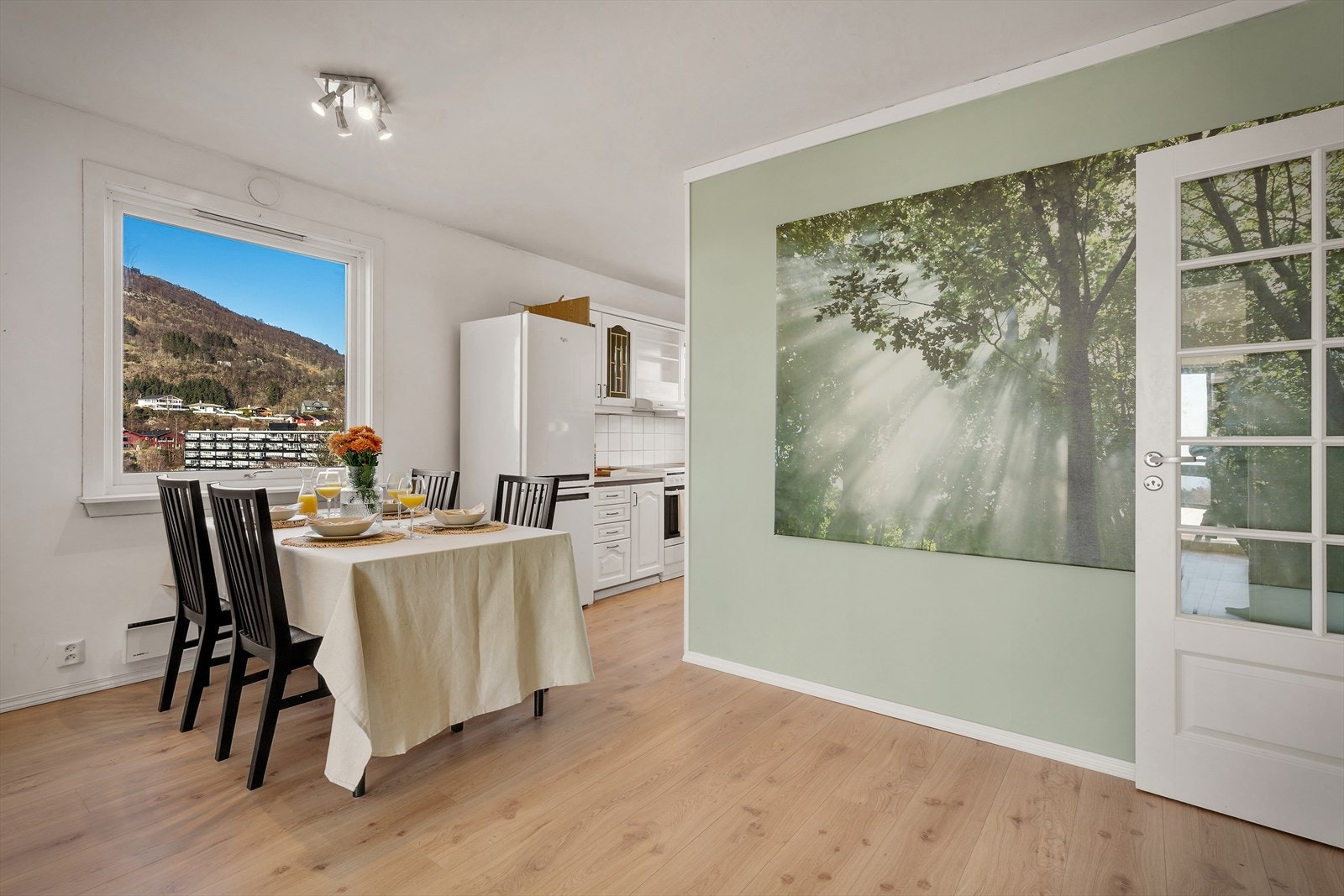 - I spisestuen har du god plass til å dekke til langbord og invitere venner og familie til hyggelige middager - Galleribilde