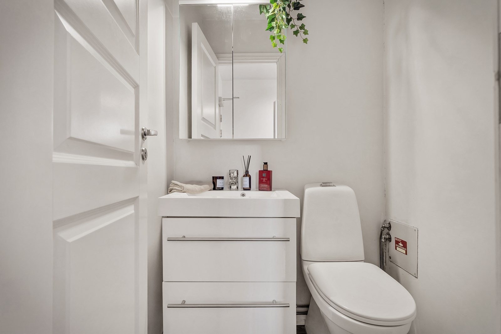 - Separat wc-rom med toalett og servant som måler 1,6m² - Galleribilde