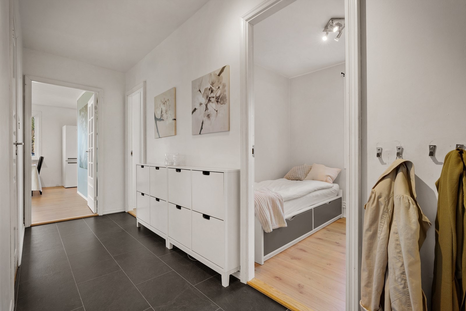 - Leiligheten disponerer én bod på loft på 3,6m² samt én bod i underetasjen på 2,7m² - Galleribilde