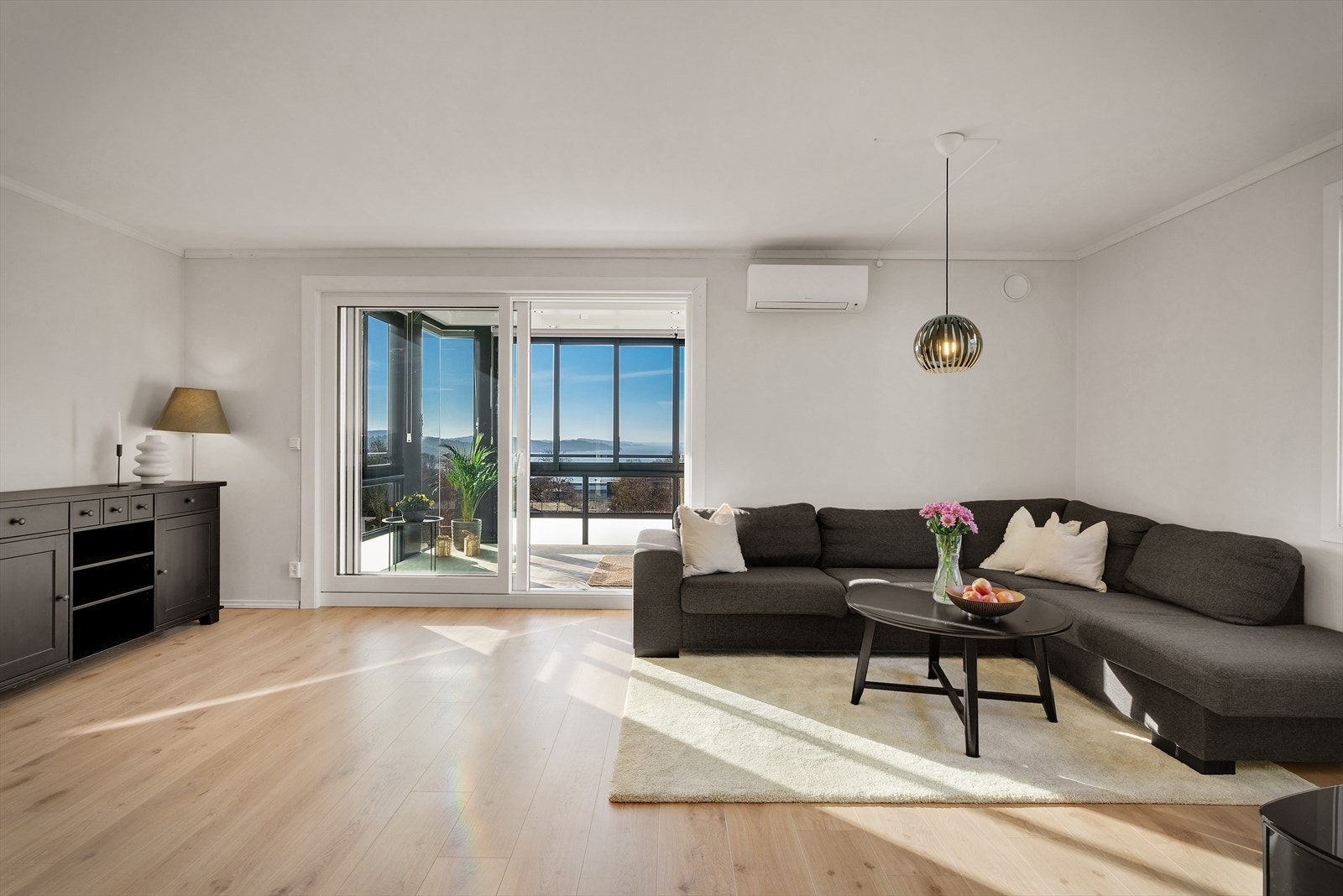- Leiligheten har et BRA-i på 84m² og inneholder entré, stue, spisestue, kjøkken, bad, toalettrom og 3 soverom - Galleribilde