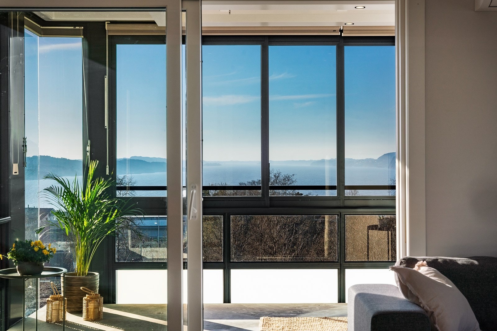 - Et perfekt sted å nyte de fine sommerdagene Bergen har å by på. Balkongen har vindusflater som kan dras til siden - Galleribilde