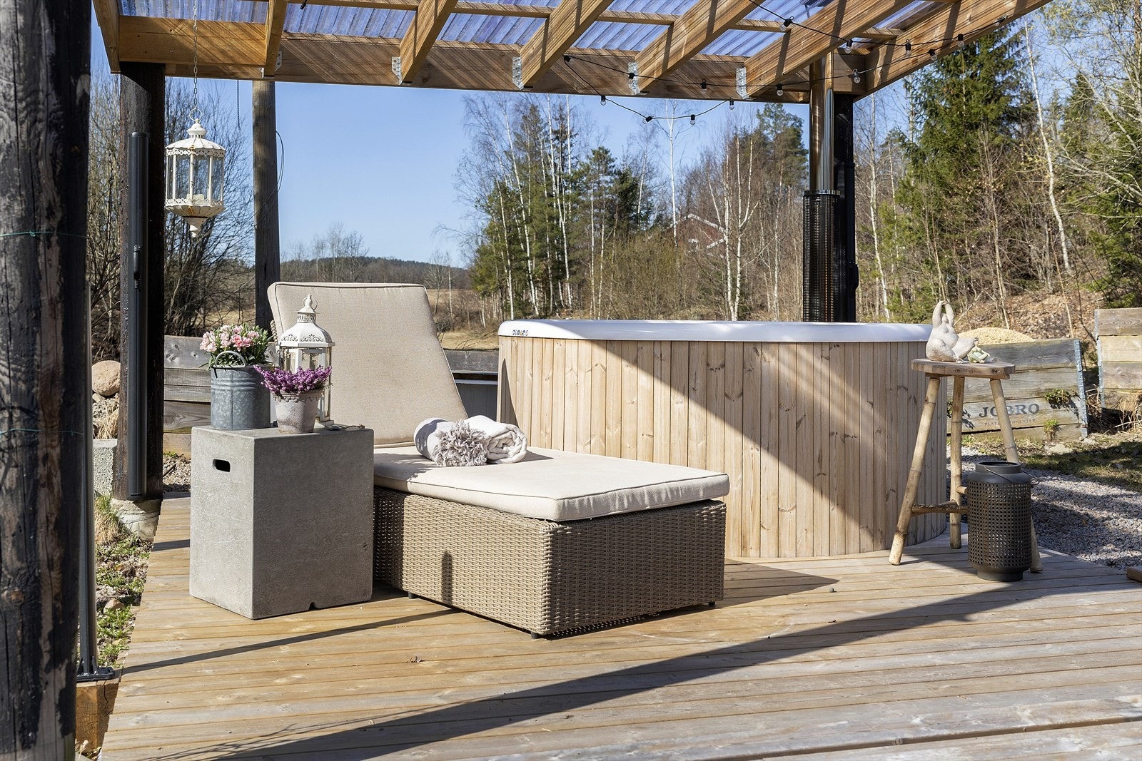 Badestamp hvor man kan nyte solnedgangen mens man bader. Galleribilde