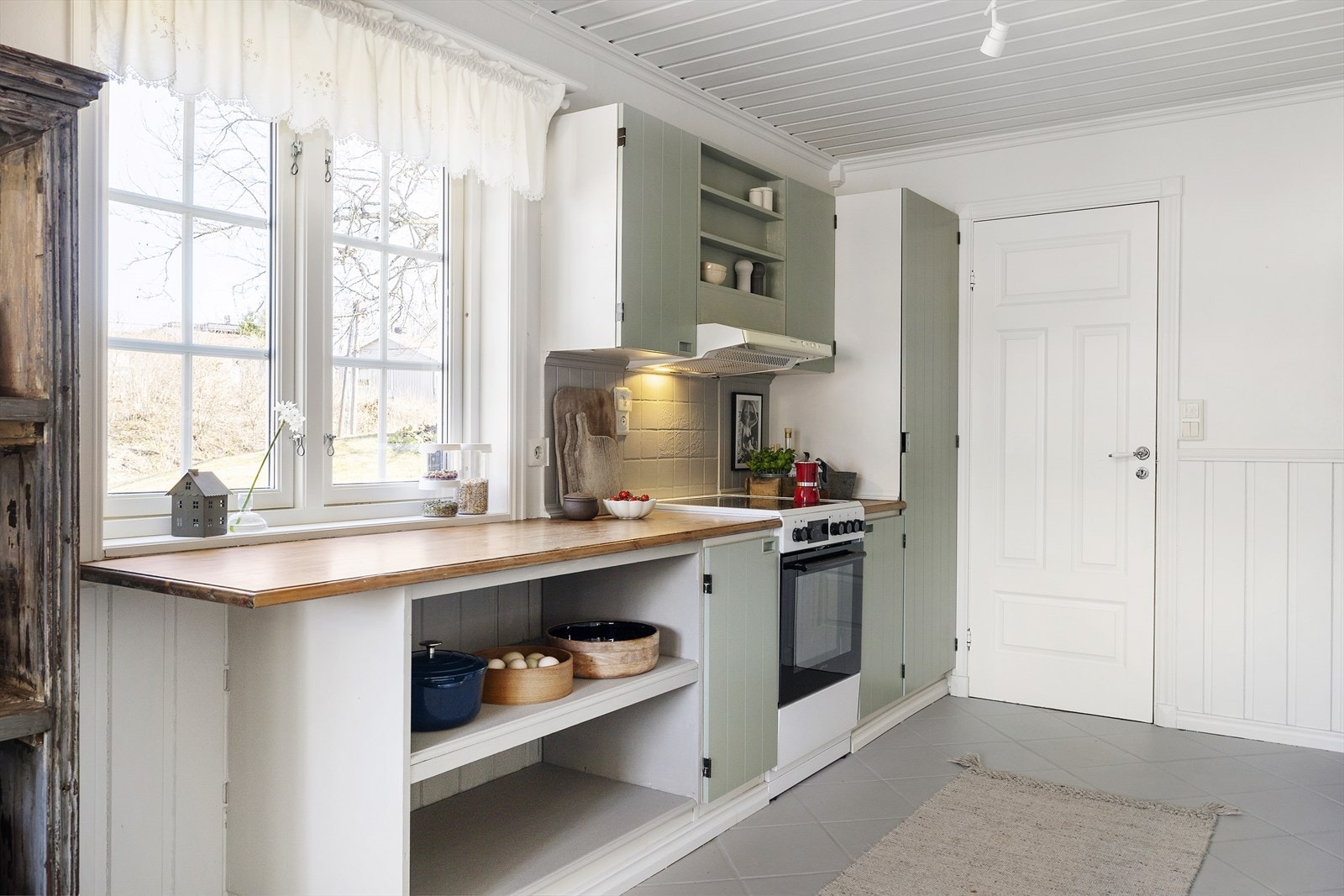 Eier har dyrket allslags grønnsaker mm i hagen og har konservert både dette og mer som er høstet fra nærområdet i krukker og glass på hyllene. Galleribilde